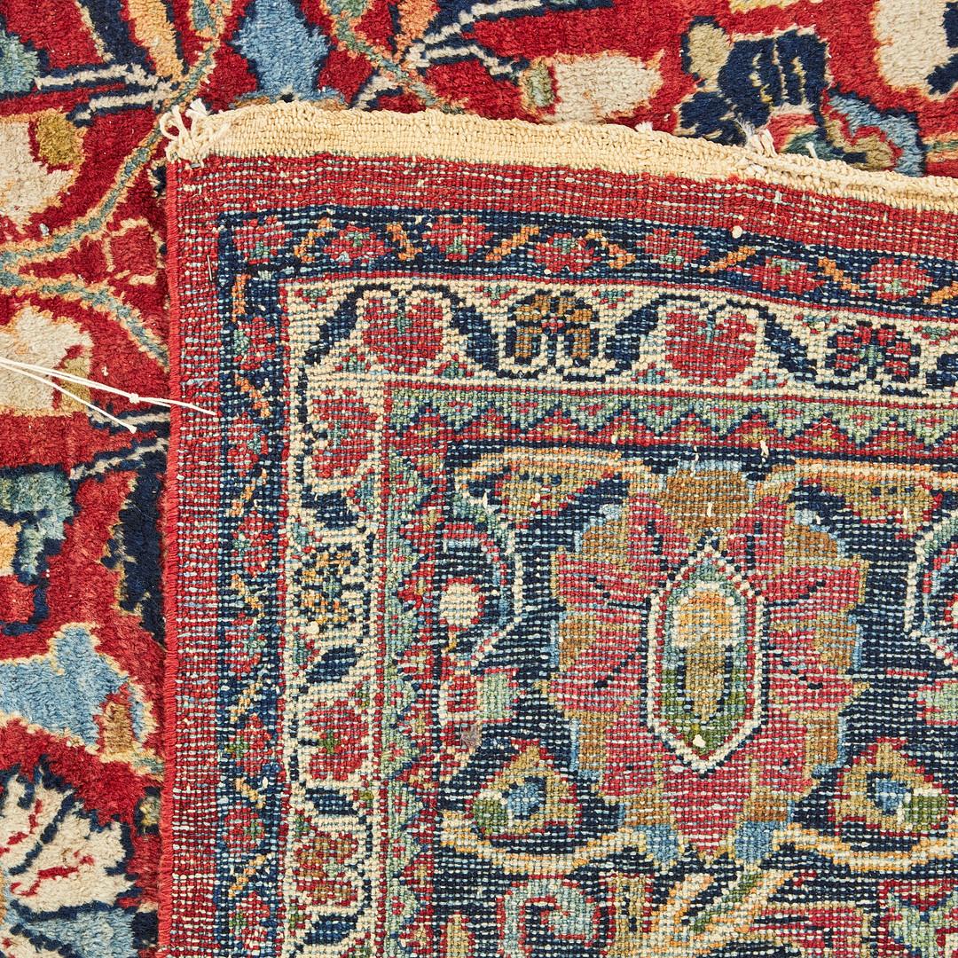 Questo grandioso tappeto persiano Mahal, tessuto a mano in lana, è stato realizzato in Iran negli anni Venti. Tessuto con una bellissima palette di colori che comprende accenti di ruggine, blu, marrone e nero che compongono un elegante disegno a