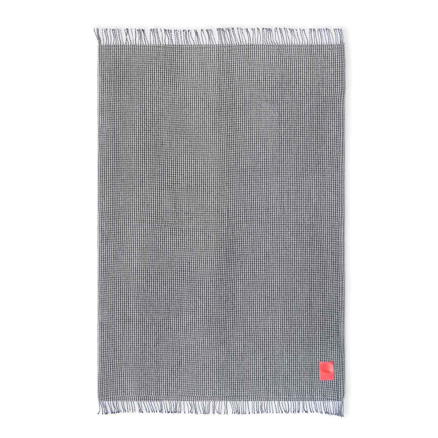 Light yet voluminous, this new addition to our collection features a wool honeycomb texture that fits seamlessly into any interior. Available in shades of grey and black, and featuring a hand-embossed leather label, this throw is a subtle yet