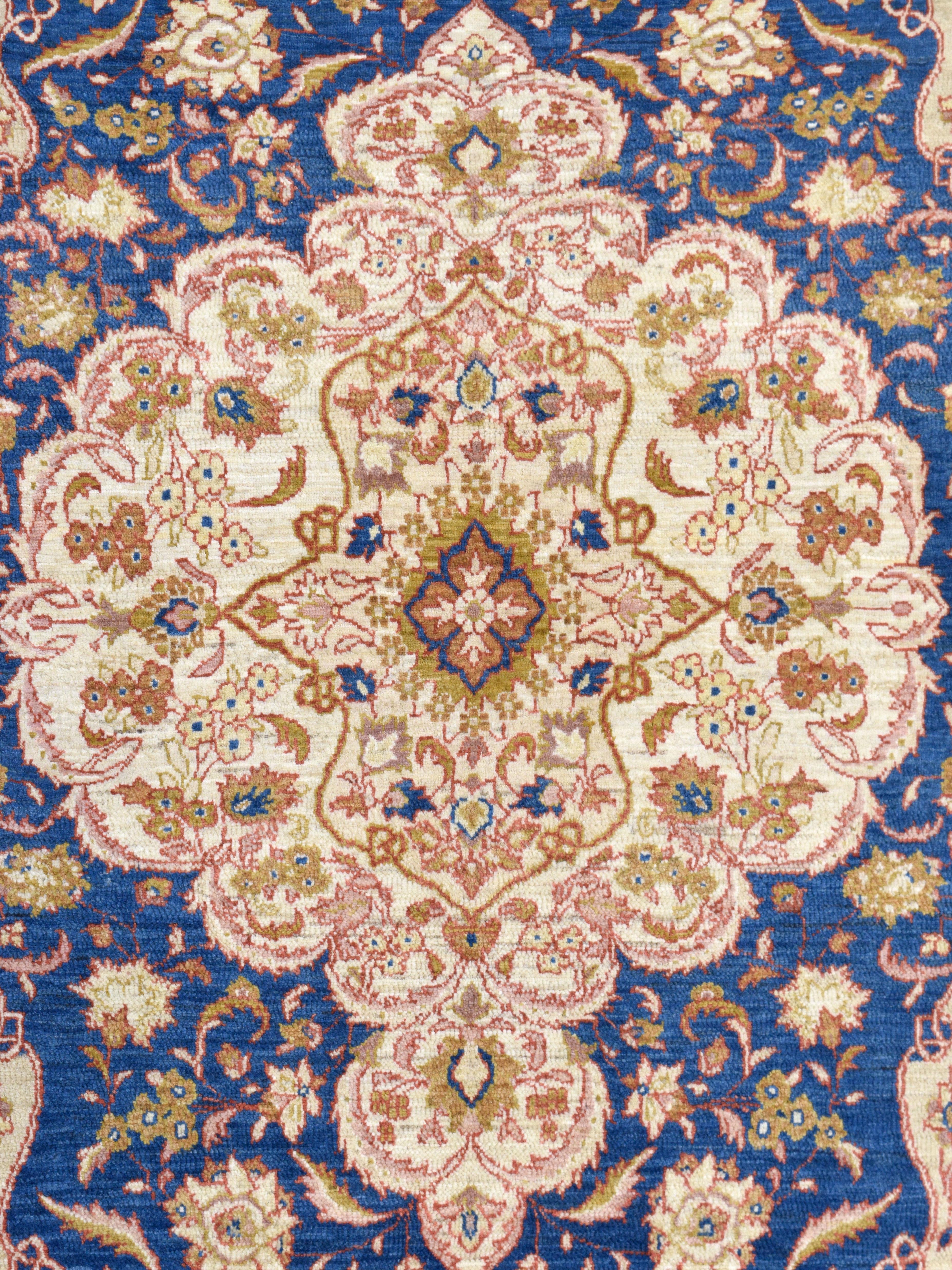 Tappeto persiano Farahan floreale blu e avorio in lana, annodato a mano 4' x 6' in vendita 3