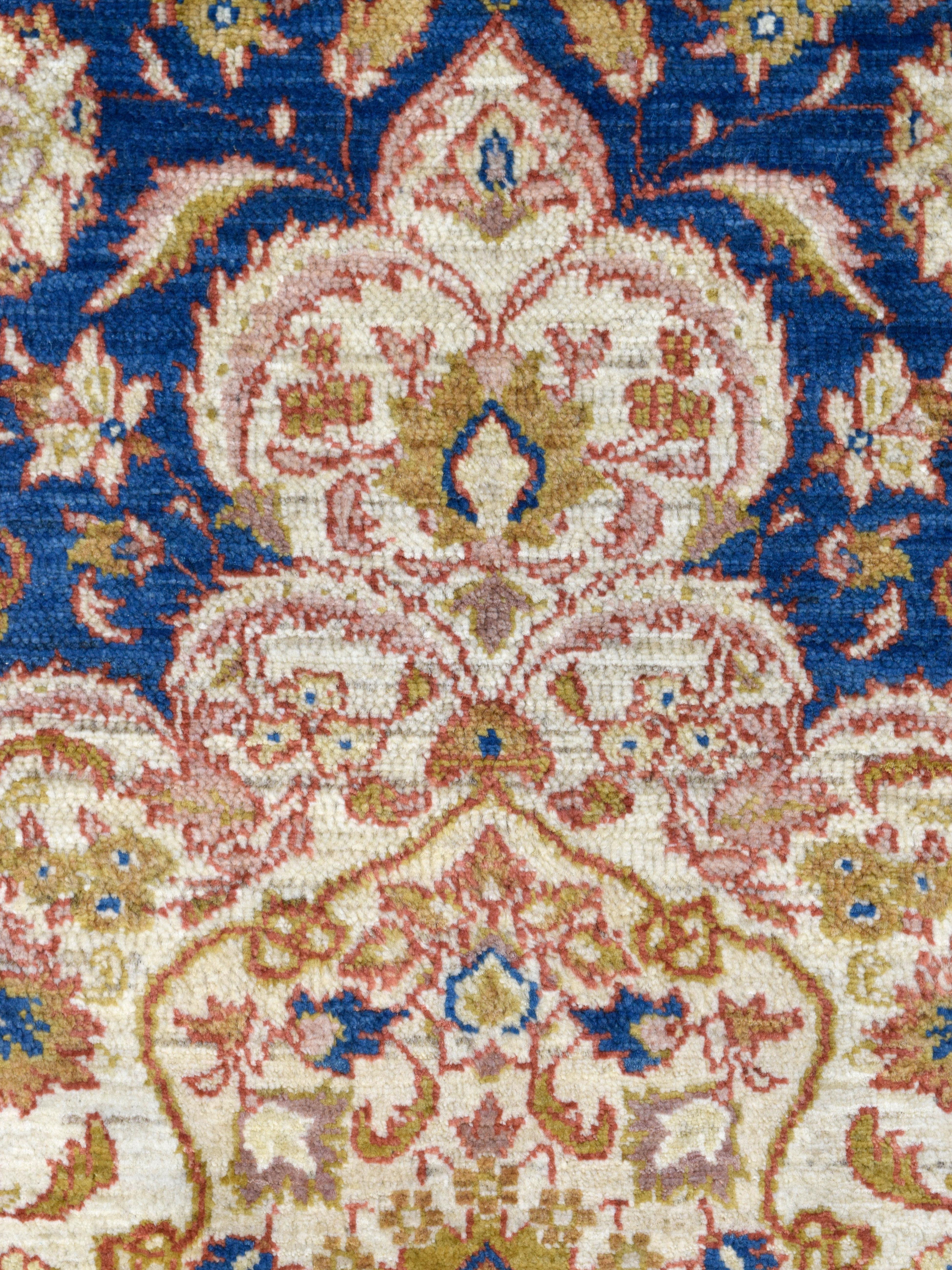 Sarouk Farahan Tappeto persiano Farahan floreale blu e avorio in lana, annodato a mano 4' x 6' in vendita