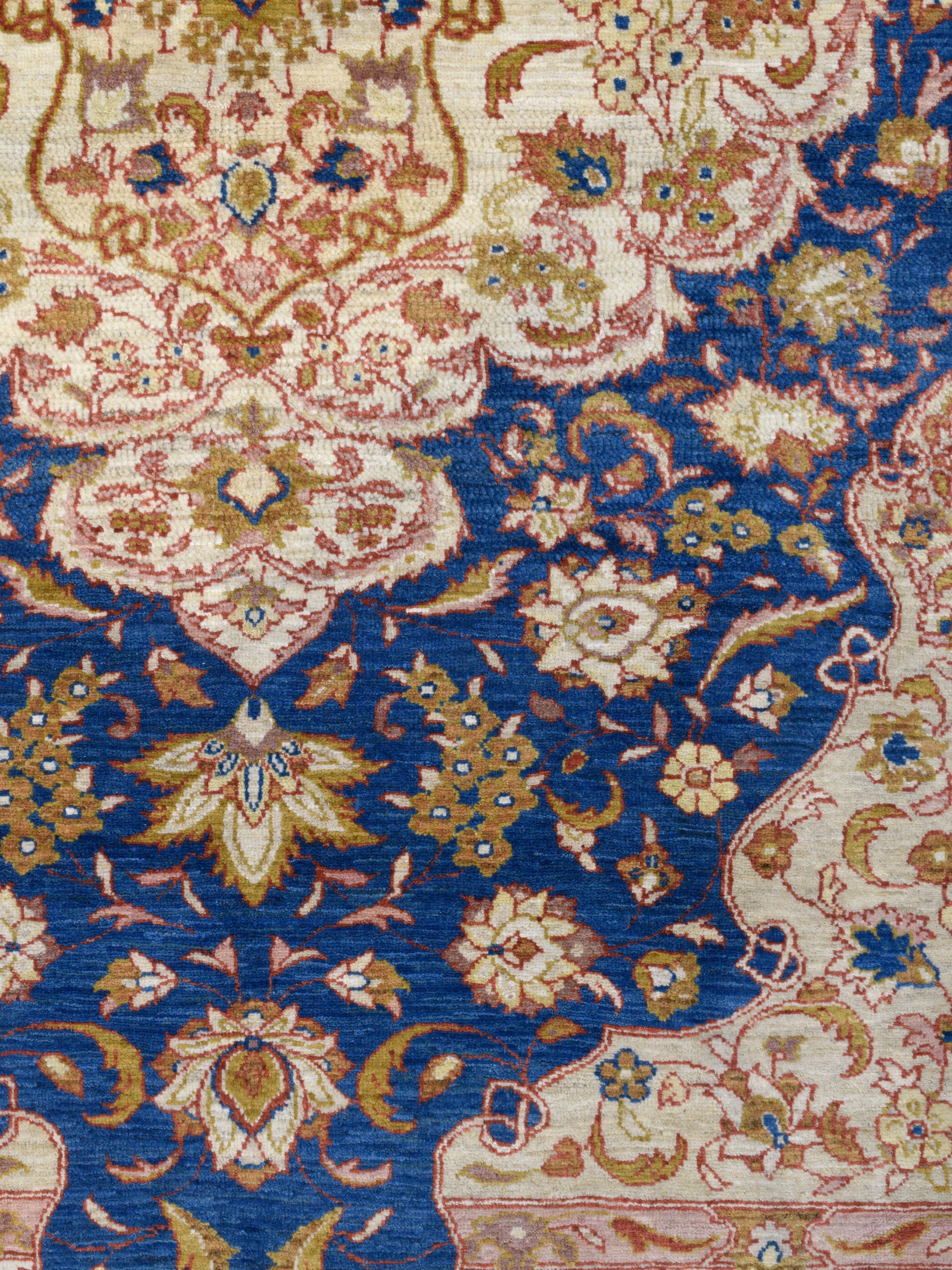 Tintura vegetale Tappeto persiano Farahan floreale blu e avorio in lana, annodato a mano 4' x 6' in vendita