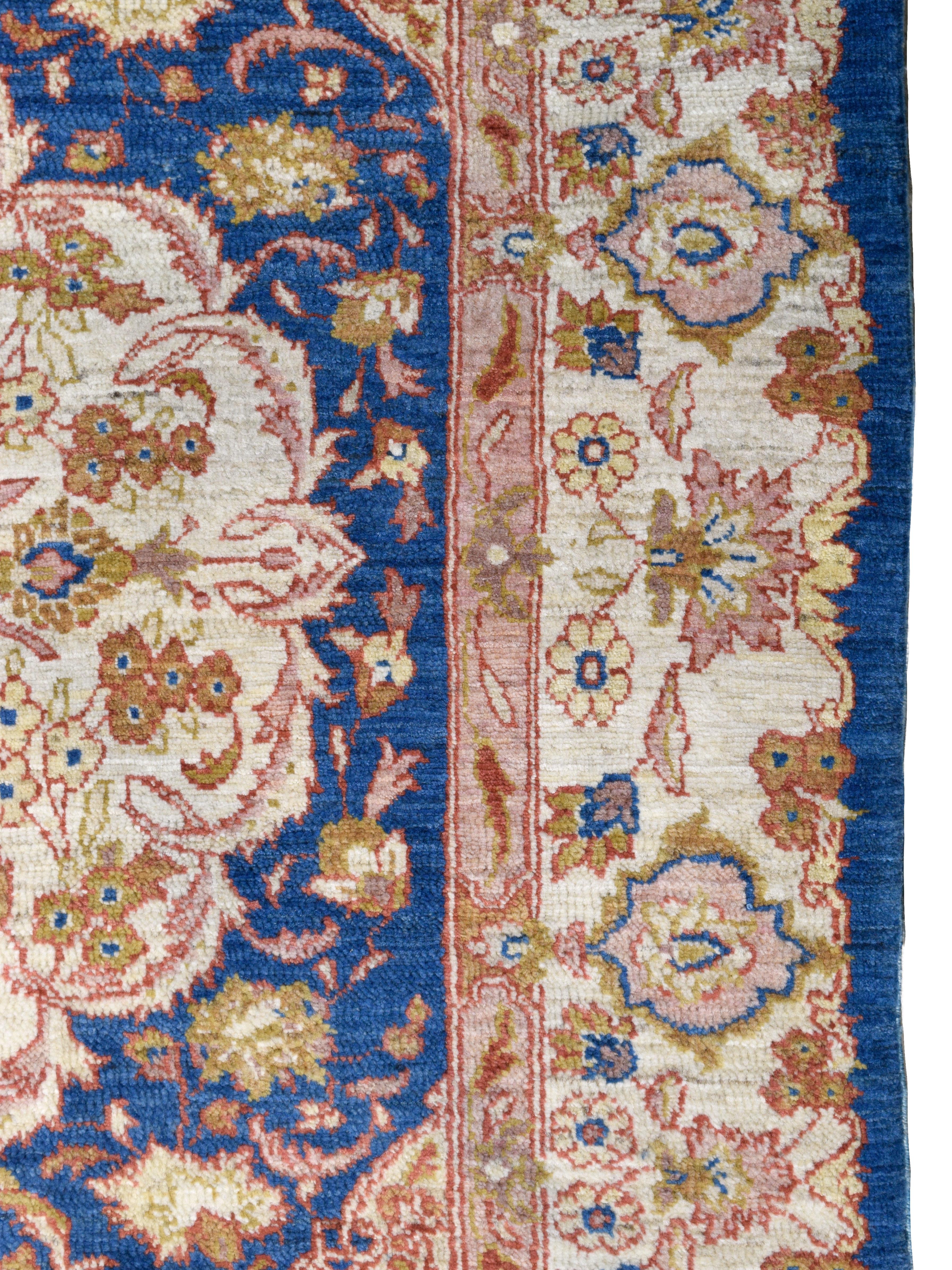 XXI secolo e contemporaneo Tappeto persiano Farahan floreale blu e avorio in lana, annodato a mano 4' x 6' in vendita