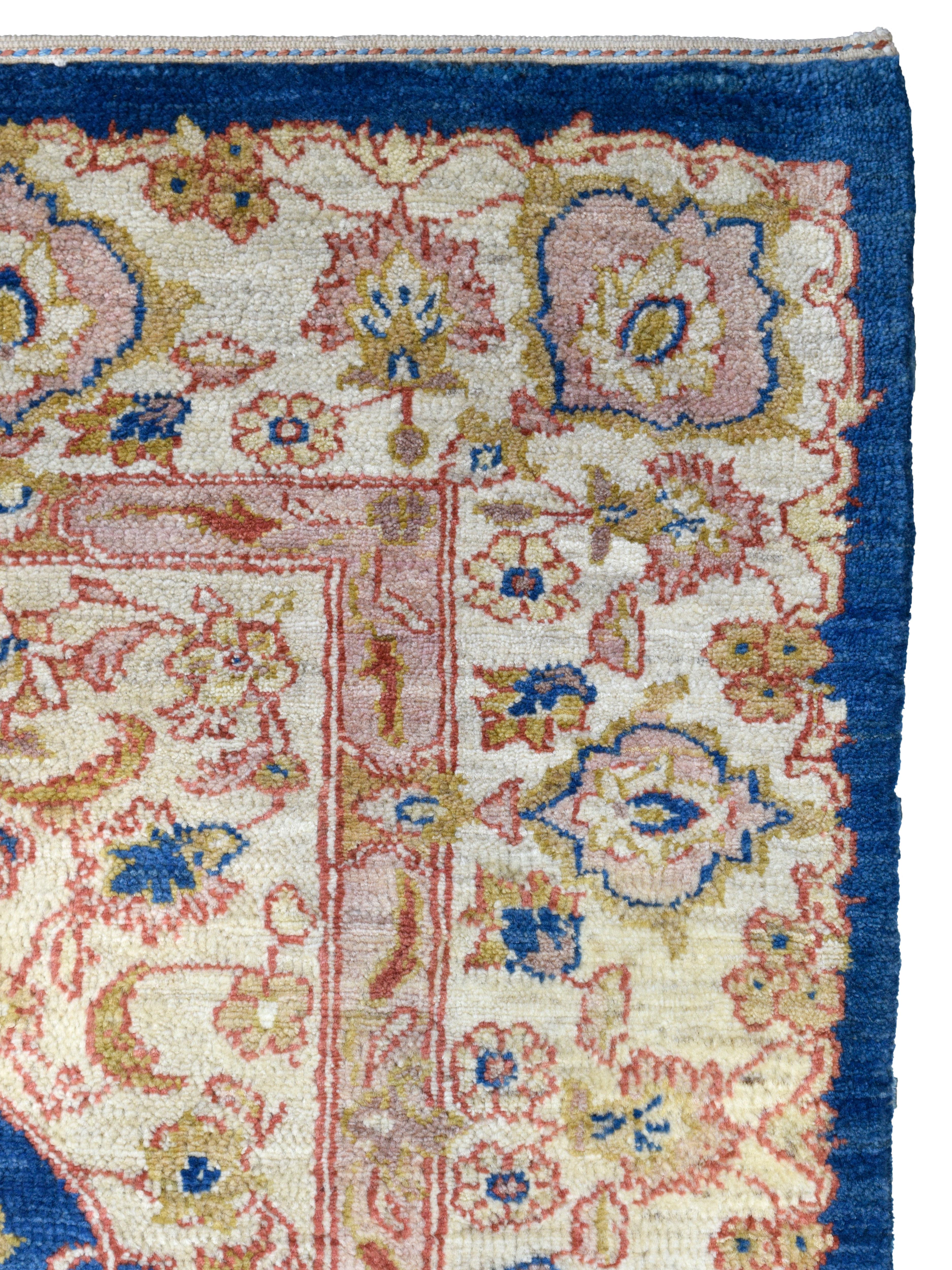 Lana Tappeto persiano Farahan floreale blu e avorio in lana, annodato a mano 4' x 6' in vendita