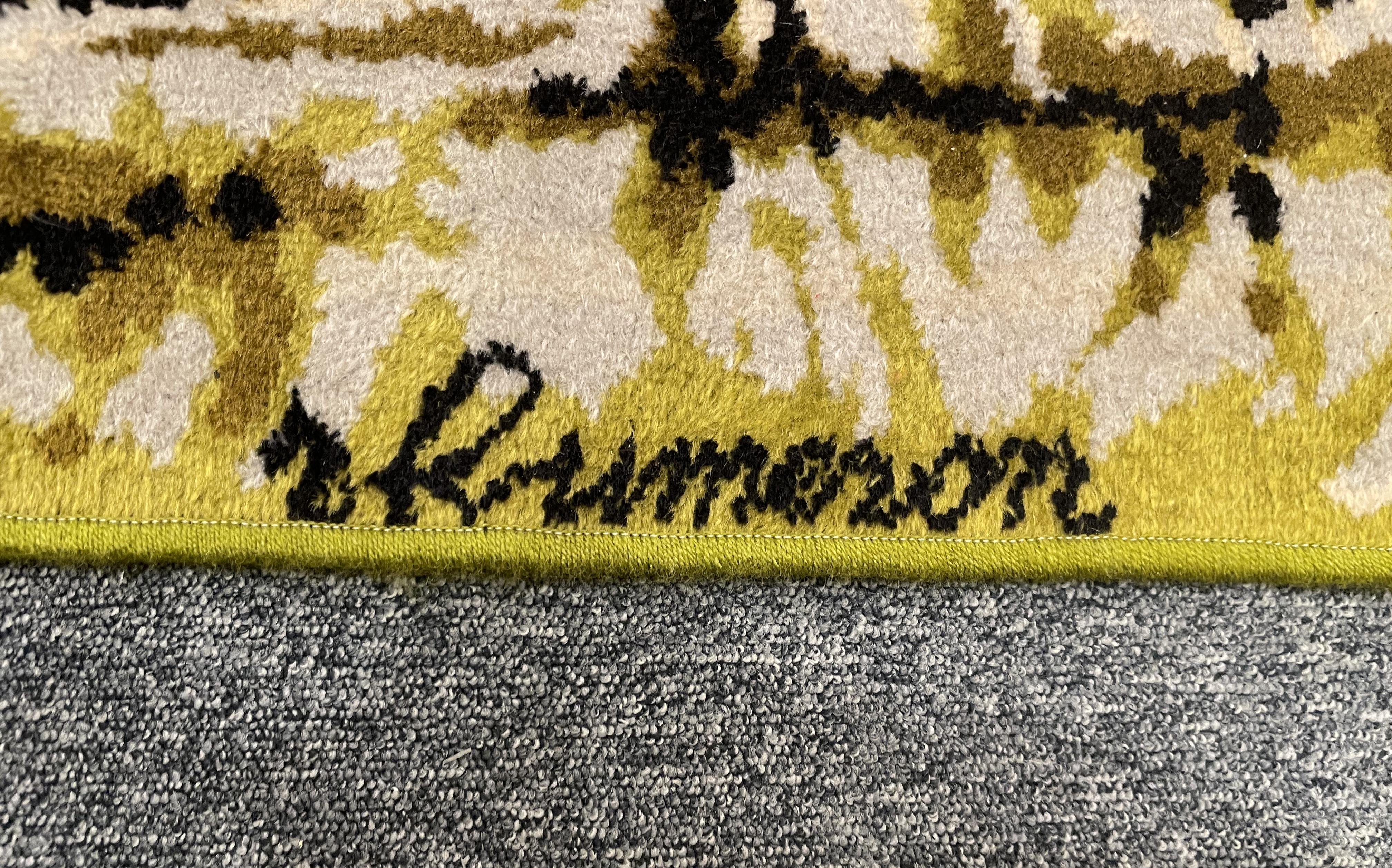 René Fumeron (1921-2004)
Tapis rectangulaire en laine touffetée, fond vert pistache avec décoration abstraite marron, beige et noire. 
France vers 1960.
Signé dans la trame R. Fumeron.
