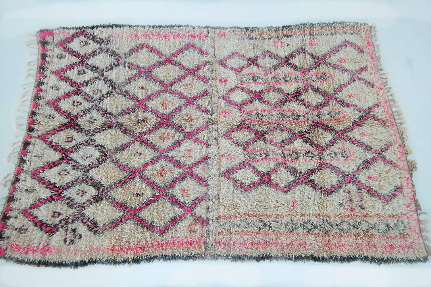 Beni Ourain rug ''Pink Devine''

This is truly an amazingly gorgeous vintage Morroccan Beni Ourain rug in great condition. This beauty has the most prettiest pink diamond pattern with a lovely creamy ivory base. Her wool is very soft and feels