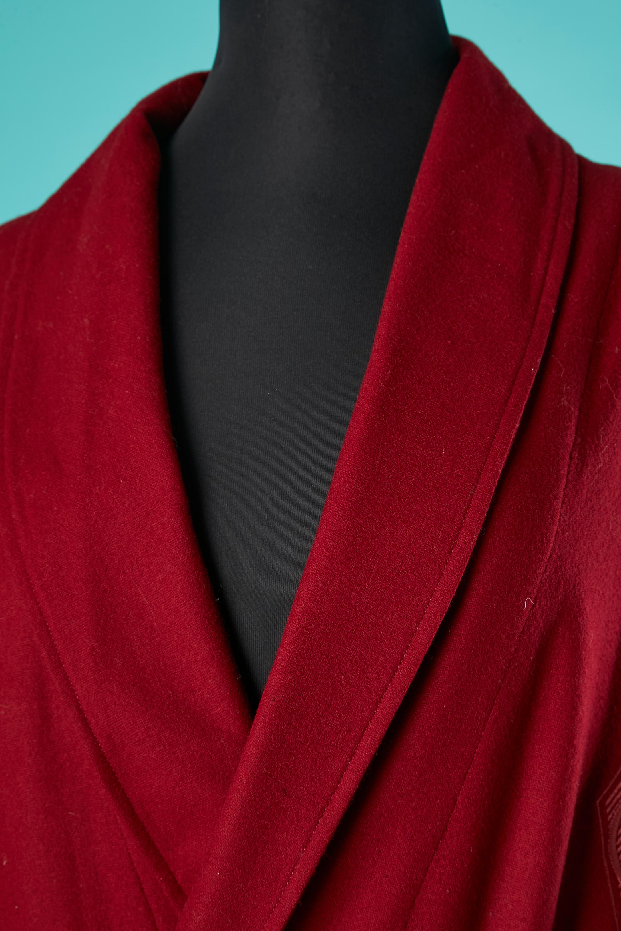 Burgunderfarbener Morgenmantel aus Wolle, Nylon und Kaschmir. Taschen auf beiden Seiten, Gürtel und Gürtelschlaufe 
GRÖSSE XL 