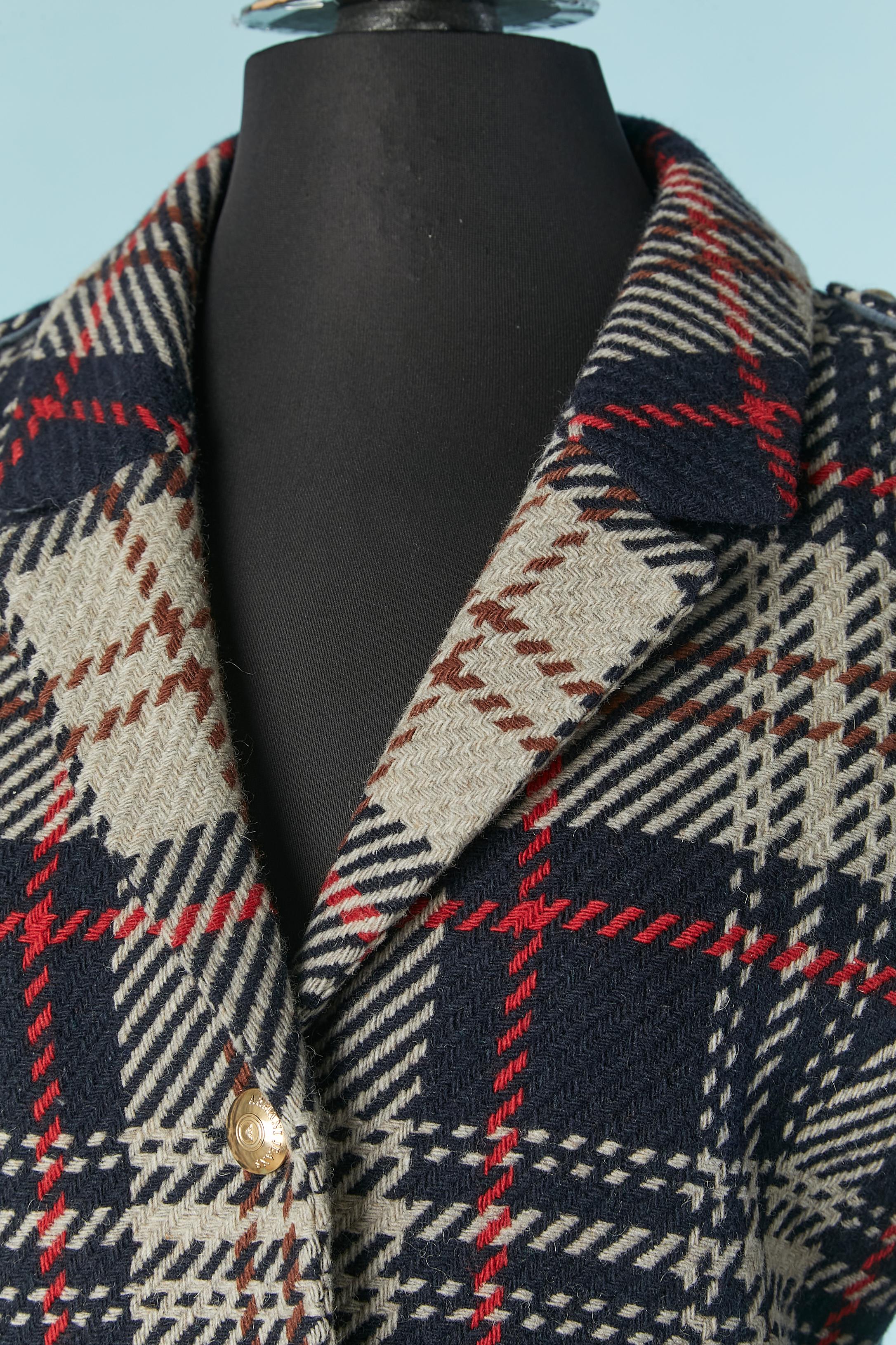 Wool check single breasted jacket. Main fabric composition: 75% wool, 25% nylon. Lining composition: 57% acetate, 43% polyester.
Thin shoulder pad. Branded button & buttonhole closure on the middle front. Pocket on both side. 
SIZE 40 (It) 36 (Fr) 4
