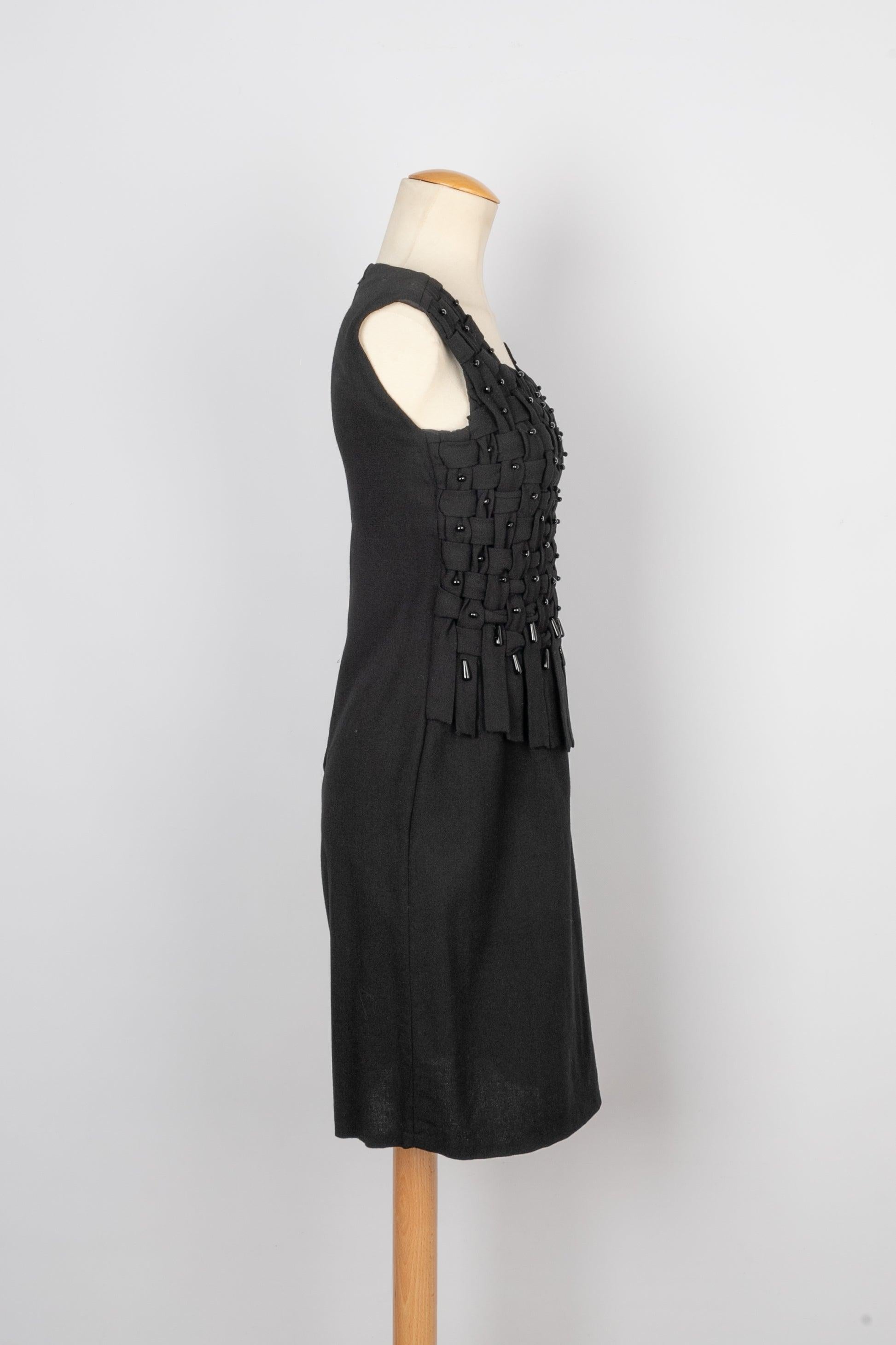 Anonyme - Wool cheesecloth dress sewn with black glass pearls. Piece from the 1950s/1960s. No size nor composition label, it fits a 36FR.

Additional information:
Condition: Very good condition
Dimensions: Chest: 41 cm - Waist: 36 cm - Length: 90