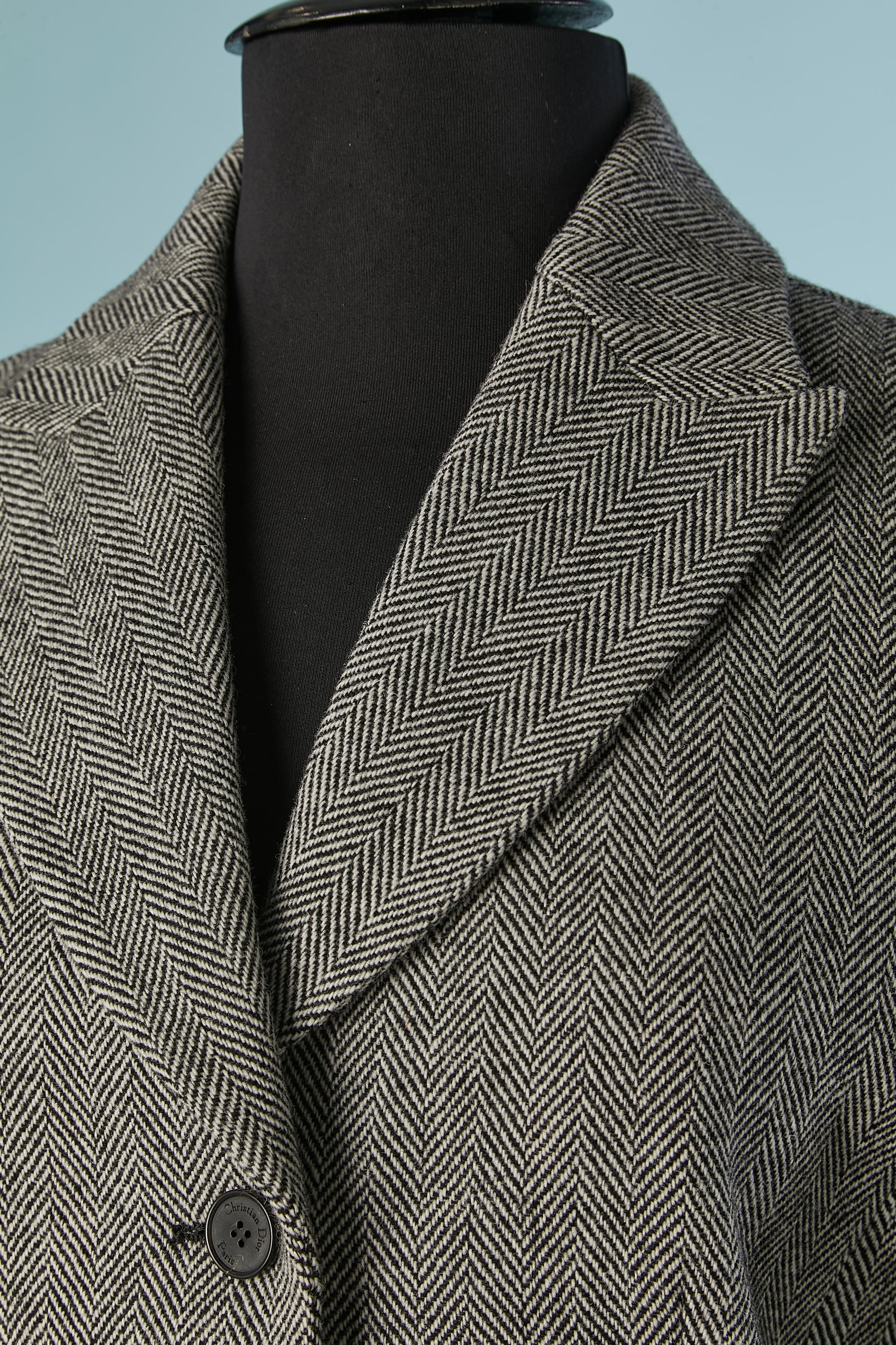 Chaqueta Bar de lana Chevron de un solo pecho. Botón y ojal de marca en la parte delantera central y en los puños. Forro de seda. Bolsillos a ambos lados.
TALLA 38 (Fr) M 