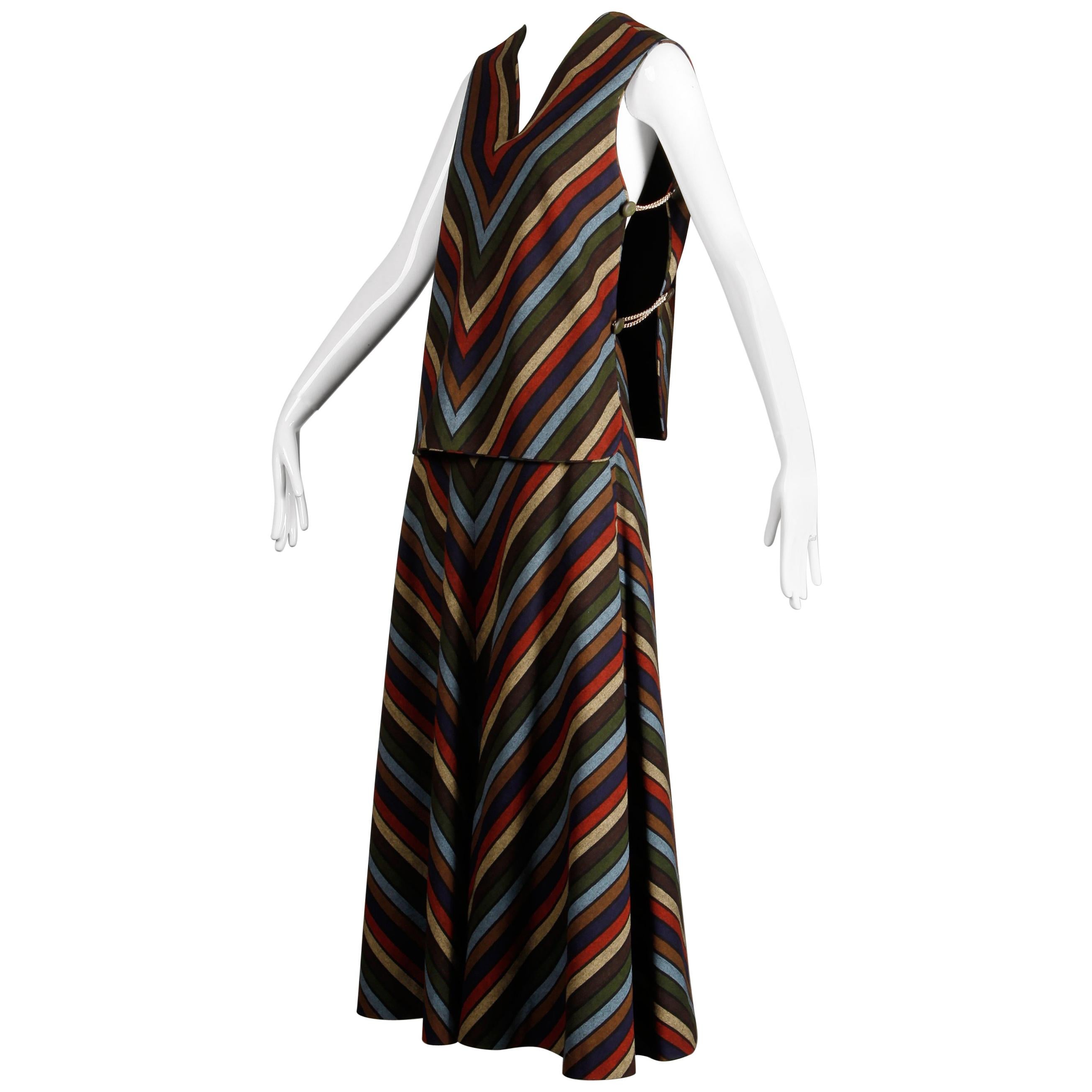 Ensemble deux pièces composé d'un débardeur en laine à rayures en chevrons et d'une jupe longue, années 1970 en vente