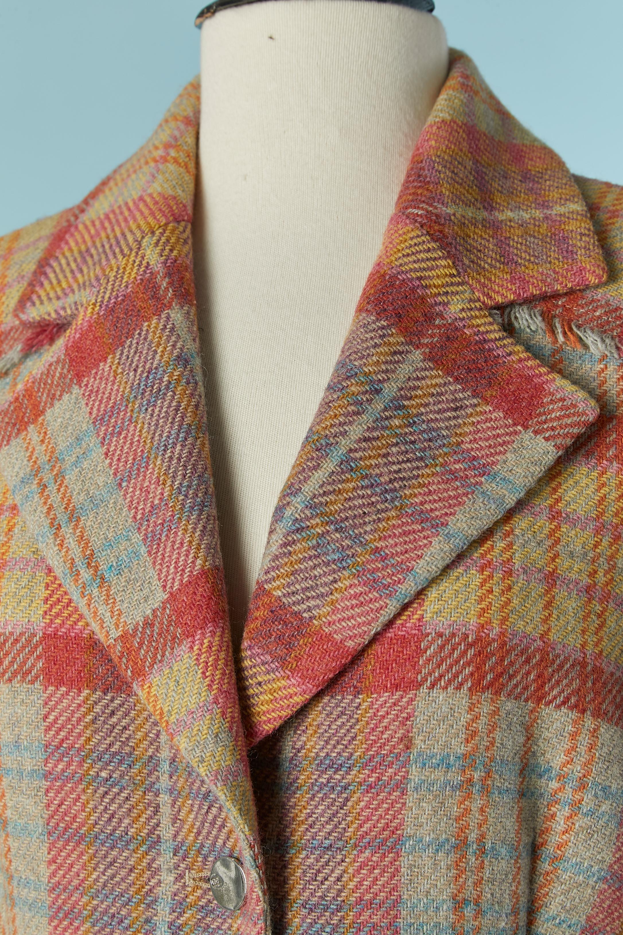Cappotto in lana con motivo a quadri e applicazioni in tessuto. Fodera: 60% acetato, 40% rayon 
Spallaccio. Tasca su entrambi i lati. Chiusura con bottoni e asole sul centro del davanti. Spaccato sulla parte centrale della schiena, lunghezza =