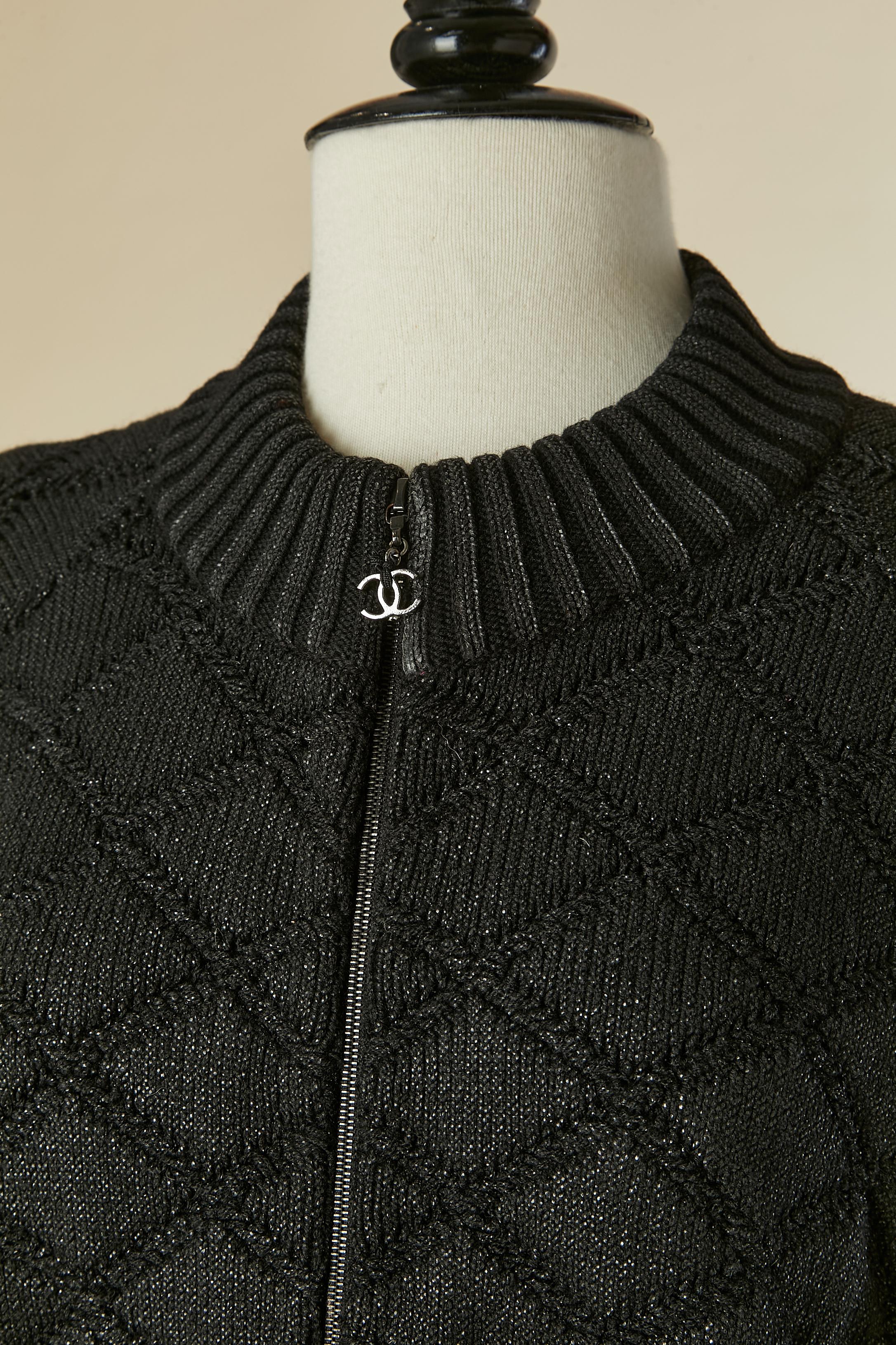 Cardigan noir en laine enduite avec fermeture éclair. Composition du tricot : 92% laine, 8% nylon. 
Fermeture à glissière sur le milieu du devant, poches sur les deux côtés. 
TAILLE 48 (Fr) XL 