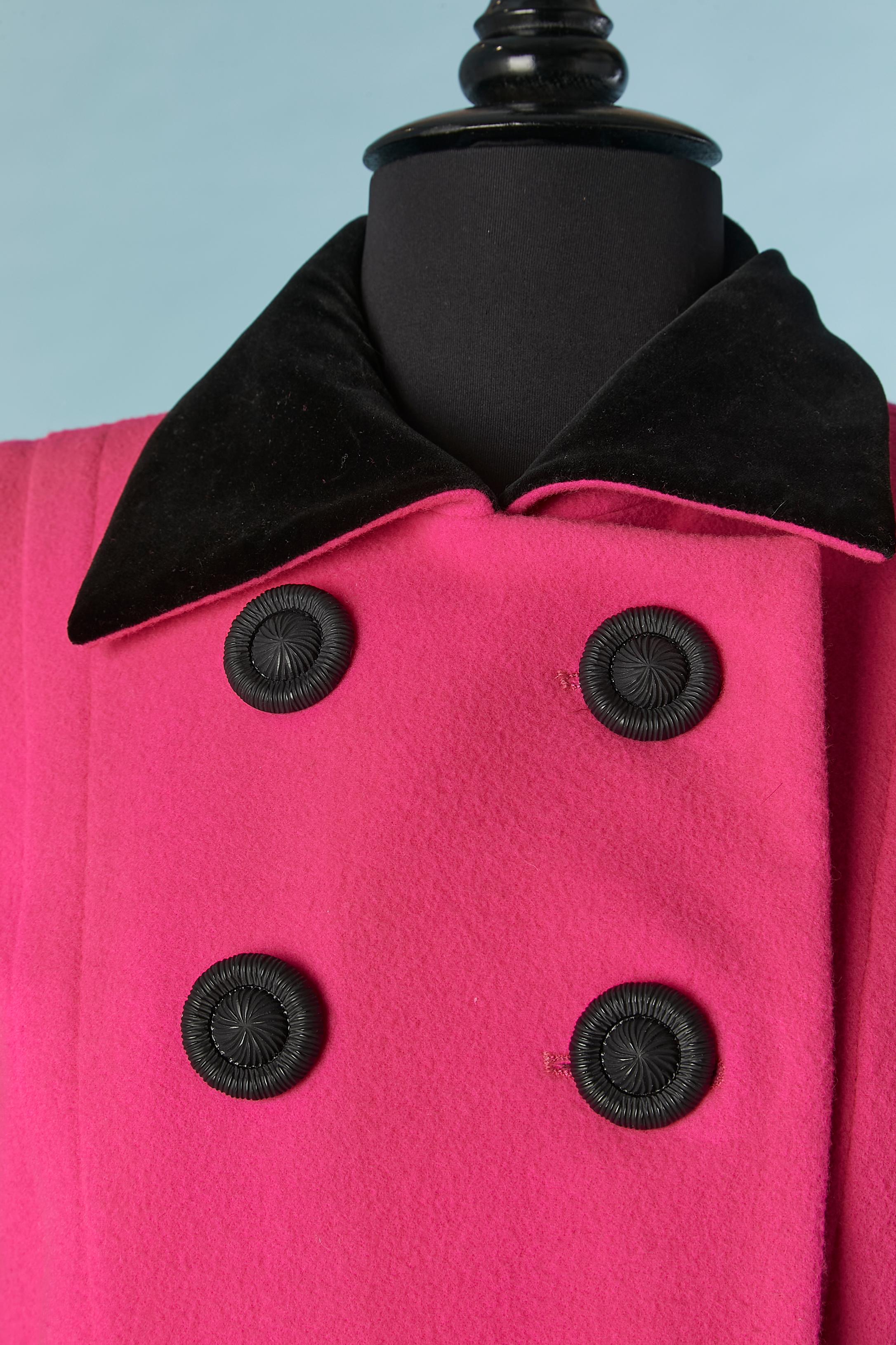 Fushia wool double breasted coat with velvet details . Main fabric composition: 97% wool, 3% cashmere. Acetate lining. 
Shoulder-pad. Pockets on both side. 
SIZE 38 (Fr) M 