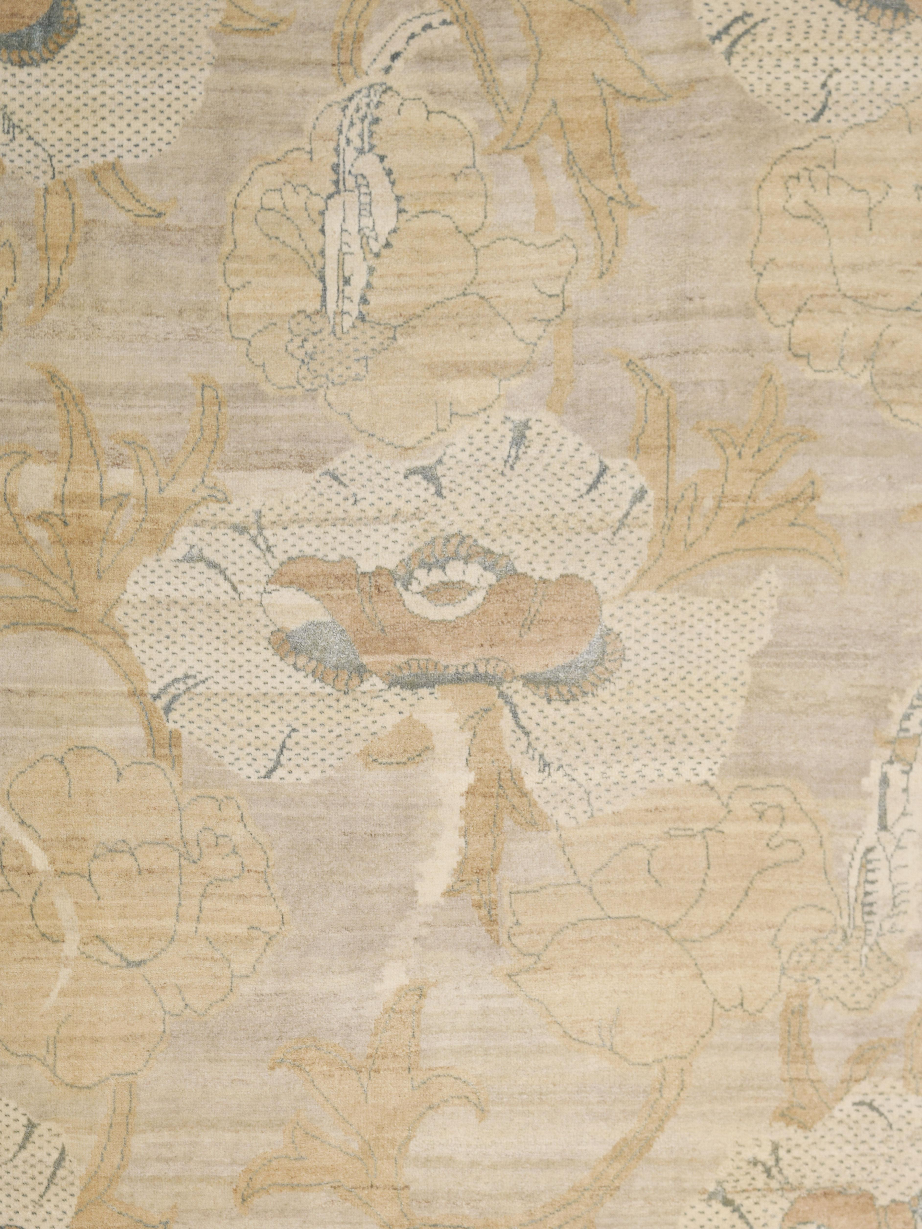 Un magistrale tributo all'eleganza fluida dell'Art Nouveau, questo tappeto persiano di 9' x 12' è annodato a mano in lana organica con delicati riflessi di seta, unendo materiali naturali a un design senza tempo. Questo tappeto presenta un etereo