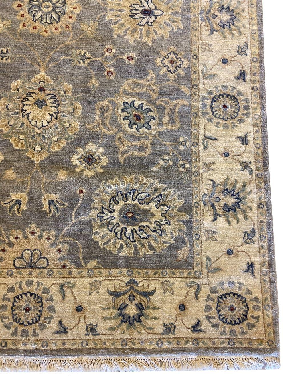 Persiano Tappeto persiano in lana annodato a mano di colore grigio acciaio e crema con motivi floreali, 4' x 6' in vendita