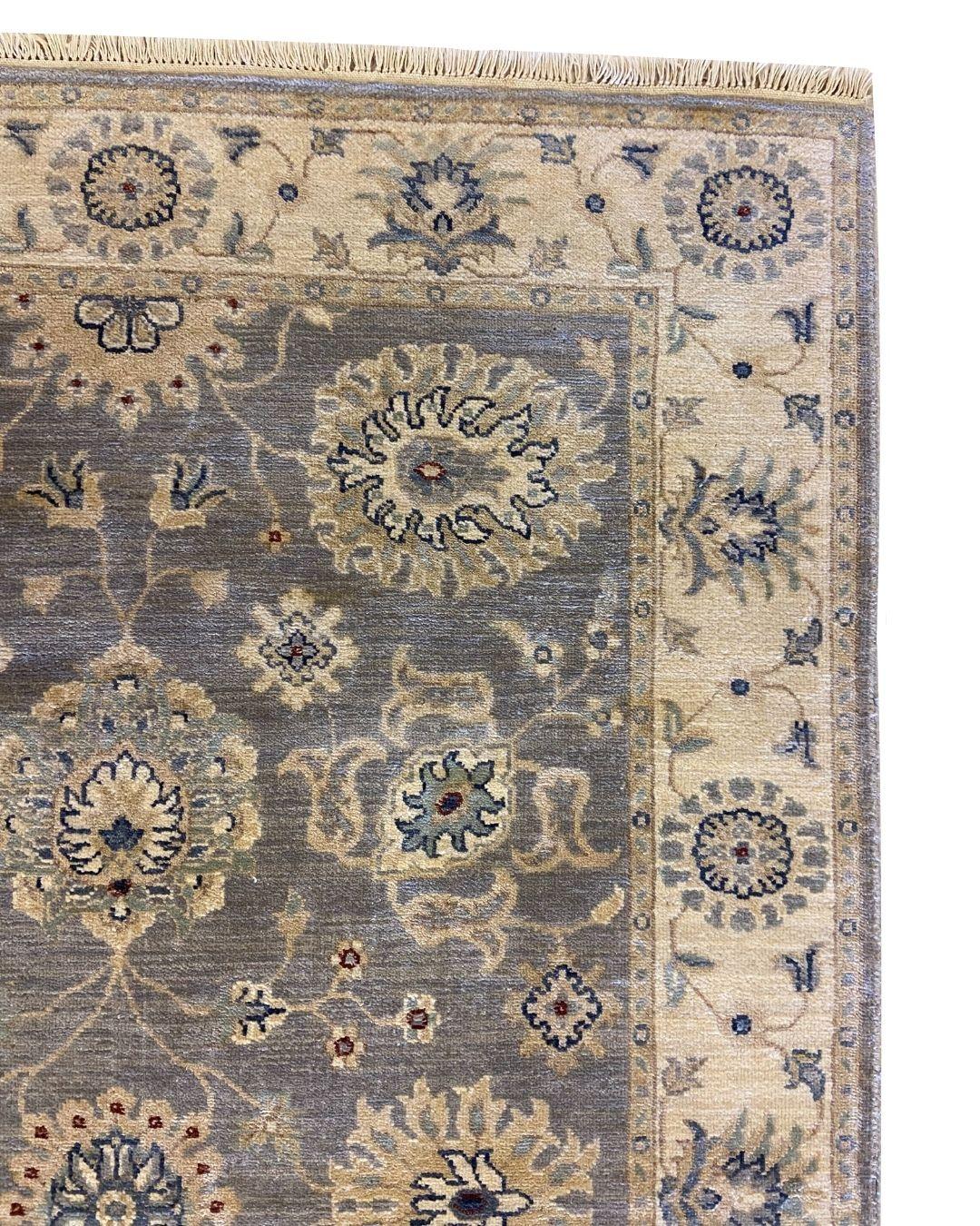 Tintura vegetale Tappeto persiano in lana annodato a mano di colore grigio acciaio e crema con motivi floreali, 4' x 6' in vendita