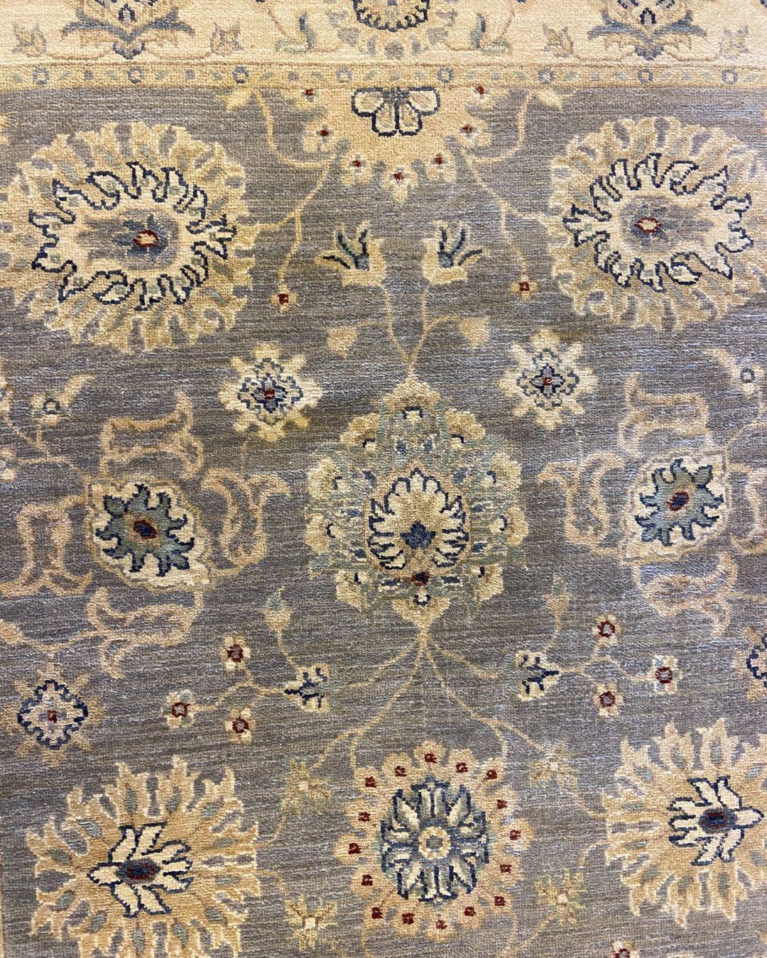 XXI secolo e contemporaneo Tappeto persiano in lana annodato a mano di colore grigio acciaio e crema con motivi floreali, 4' x 6' in vendita