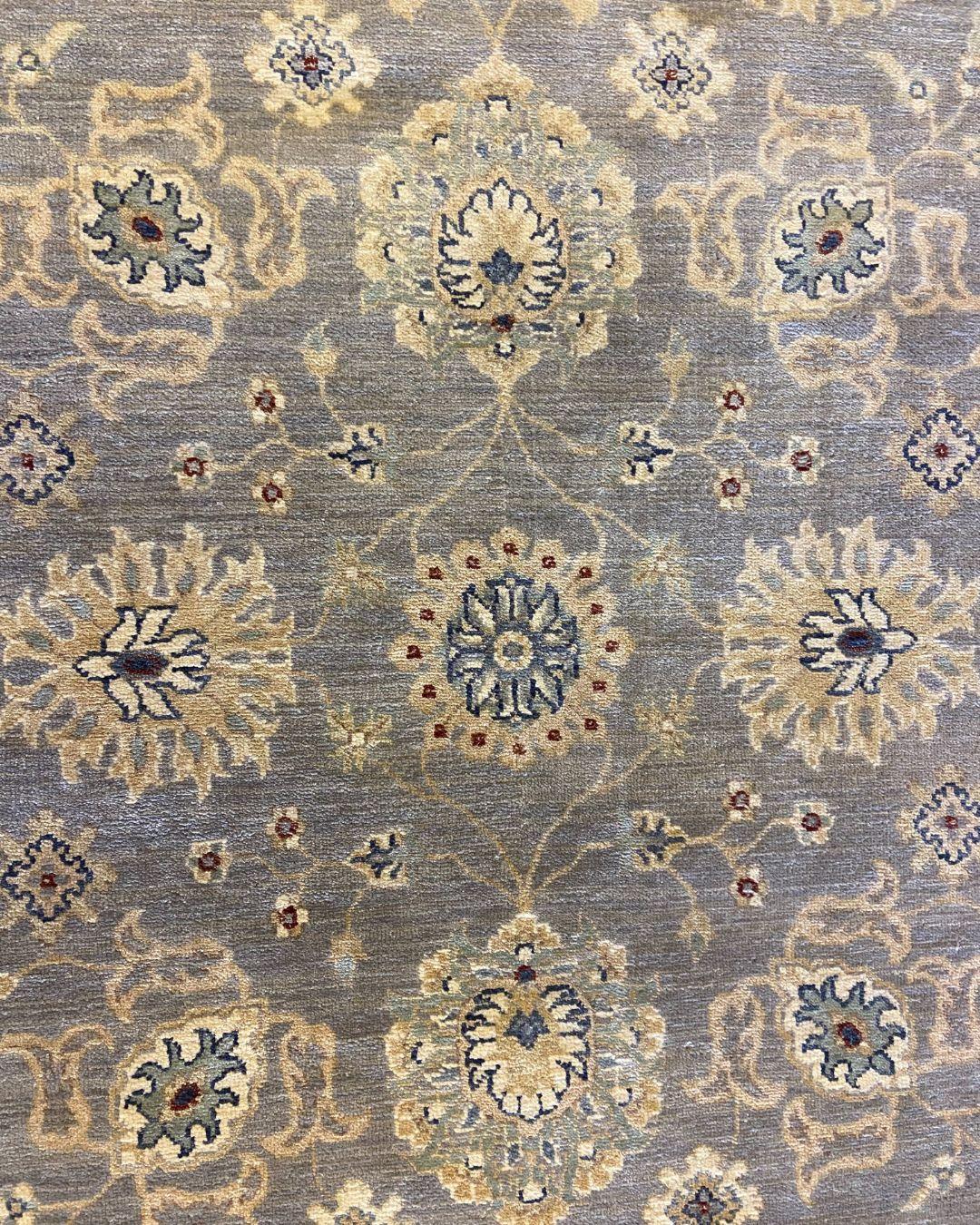 Lana Tappeto persiano in lana annodato a mano di colore grigio acciaio e crema con motivi floreali, 4' x 6' in vendita