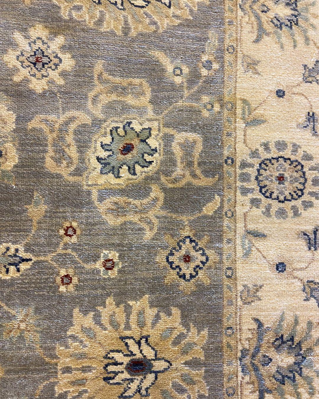 Tappeto persiano in lana annodato a mano di colore grigio acciaio e crema con motivi floreali, 4' x 6' in vendita 1