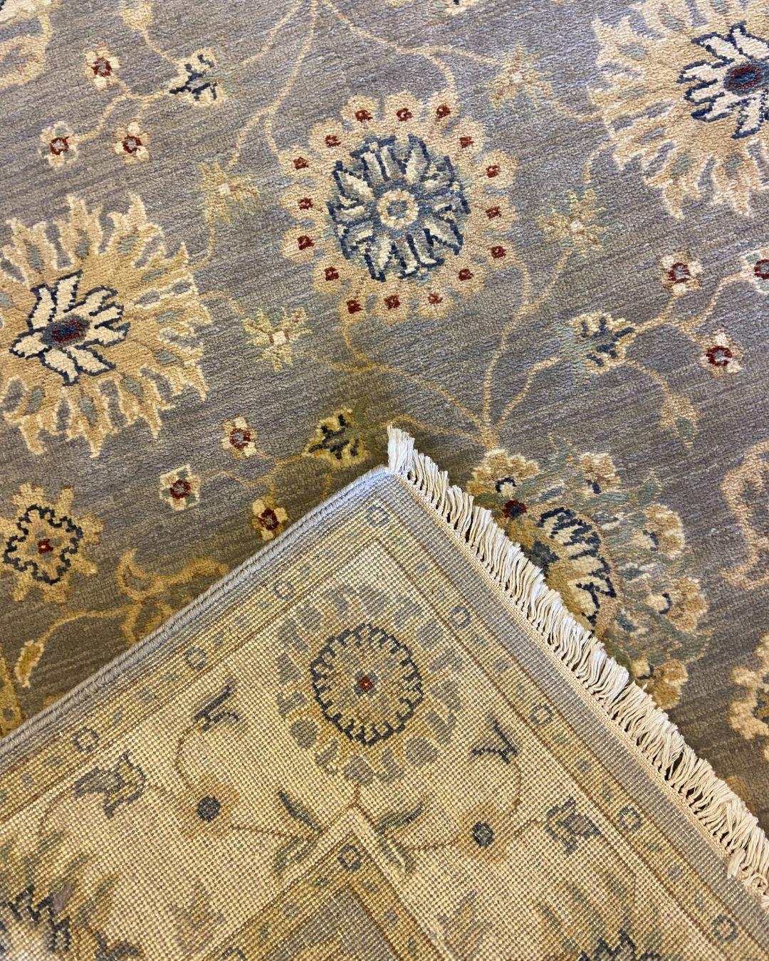Tappeto persiano in lana annodato a mano di colore grigio acciaio e crema con motivi floreali, 4' x 6' in vendita 2