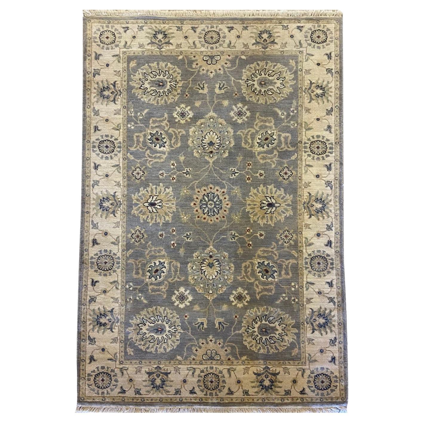 Tappeto persiano in lana annodato a mano di colore grigio acciaio e crema con motivi floreali, 4' x 6' in vendita