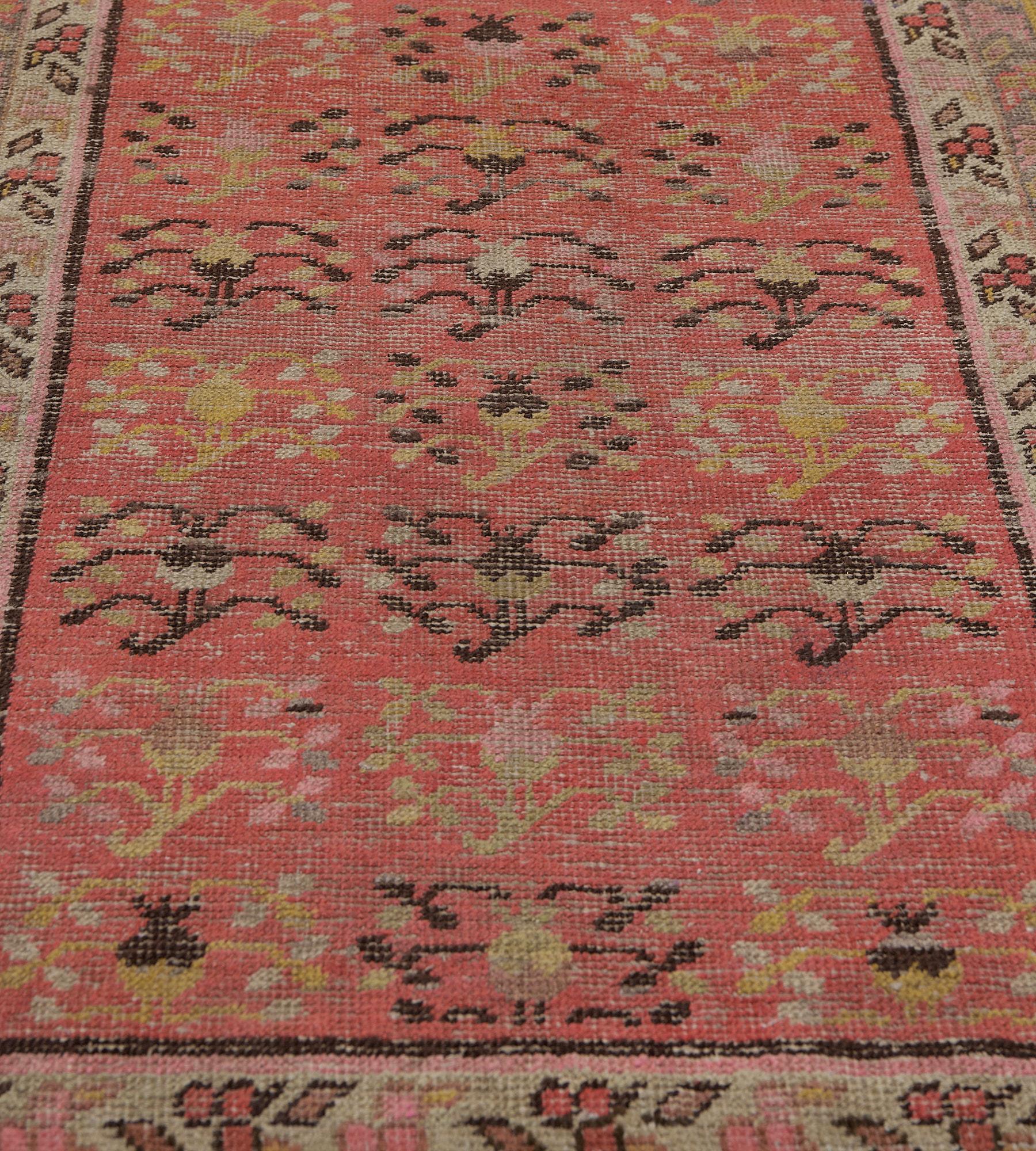 Turkestan oriental Tapis de couloir Khotan rouge ancien tissé à la main avec un délicat motif floral en vente