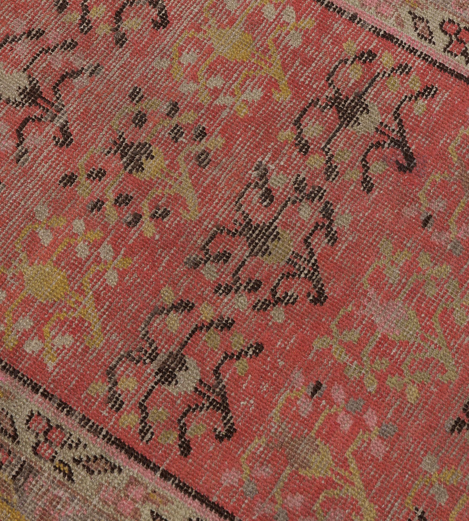 Tissé à la main Tapis de couloir Khotan rouge ancien tissé à la main avec un délicat motif floral en vente