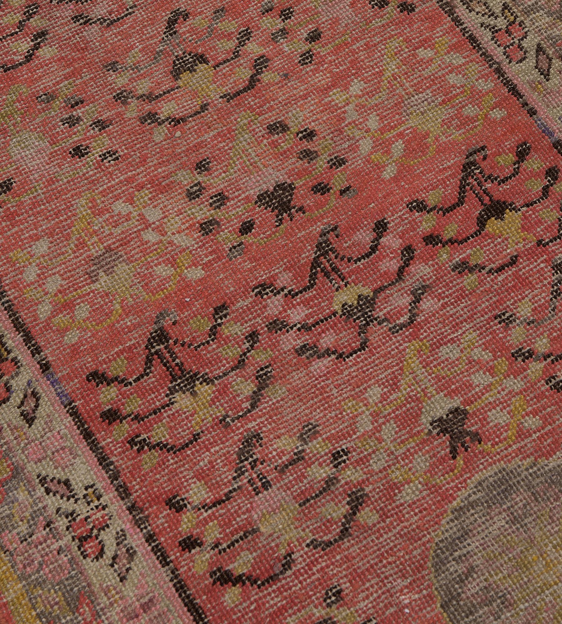 Tapis de couloir Khotan rouge ancien tissé à la main avec un délicat motif floral Bon état - En vente à West Hollywood, CA