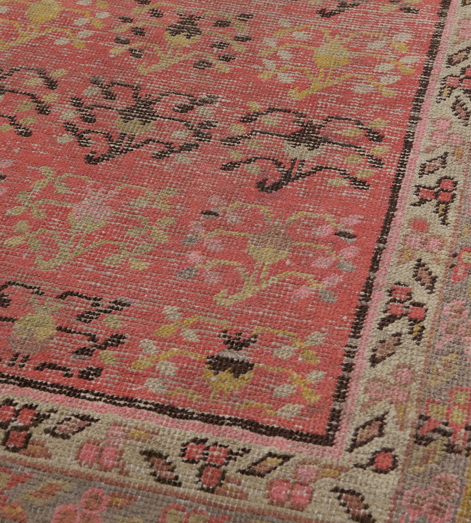 XIXe siècle Tapis de couloir Khotan rouge ancien tissé à la main avec un délicat motif floral en vente
