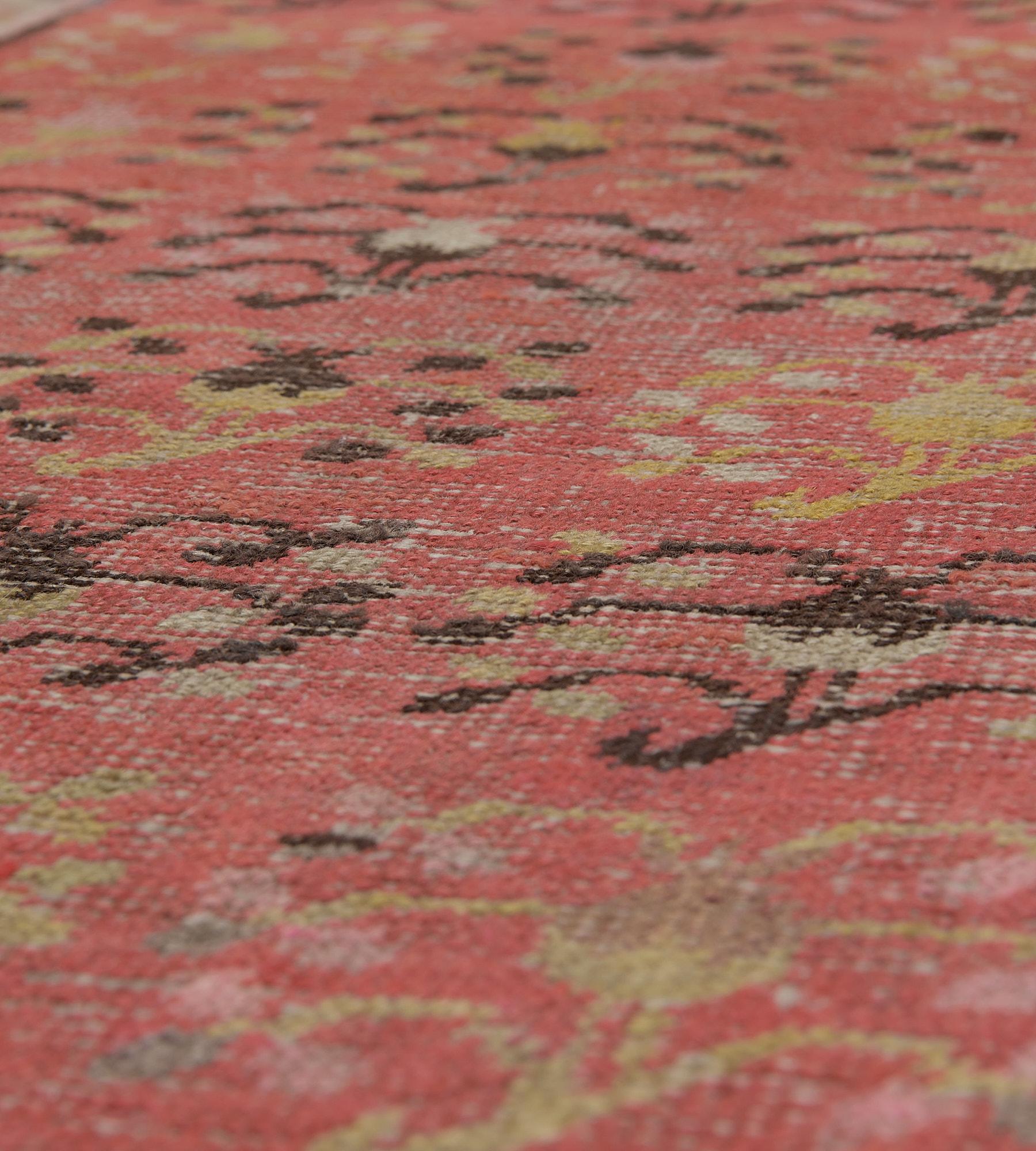 Laine Tapis de couloir Khotan rouge ancien tissé à la main avec un délicat motif floral en vente