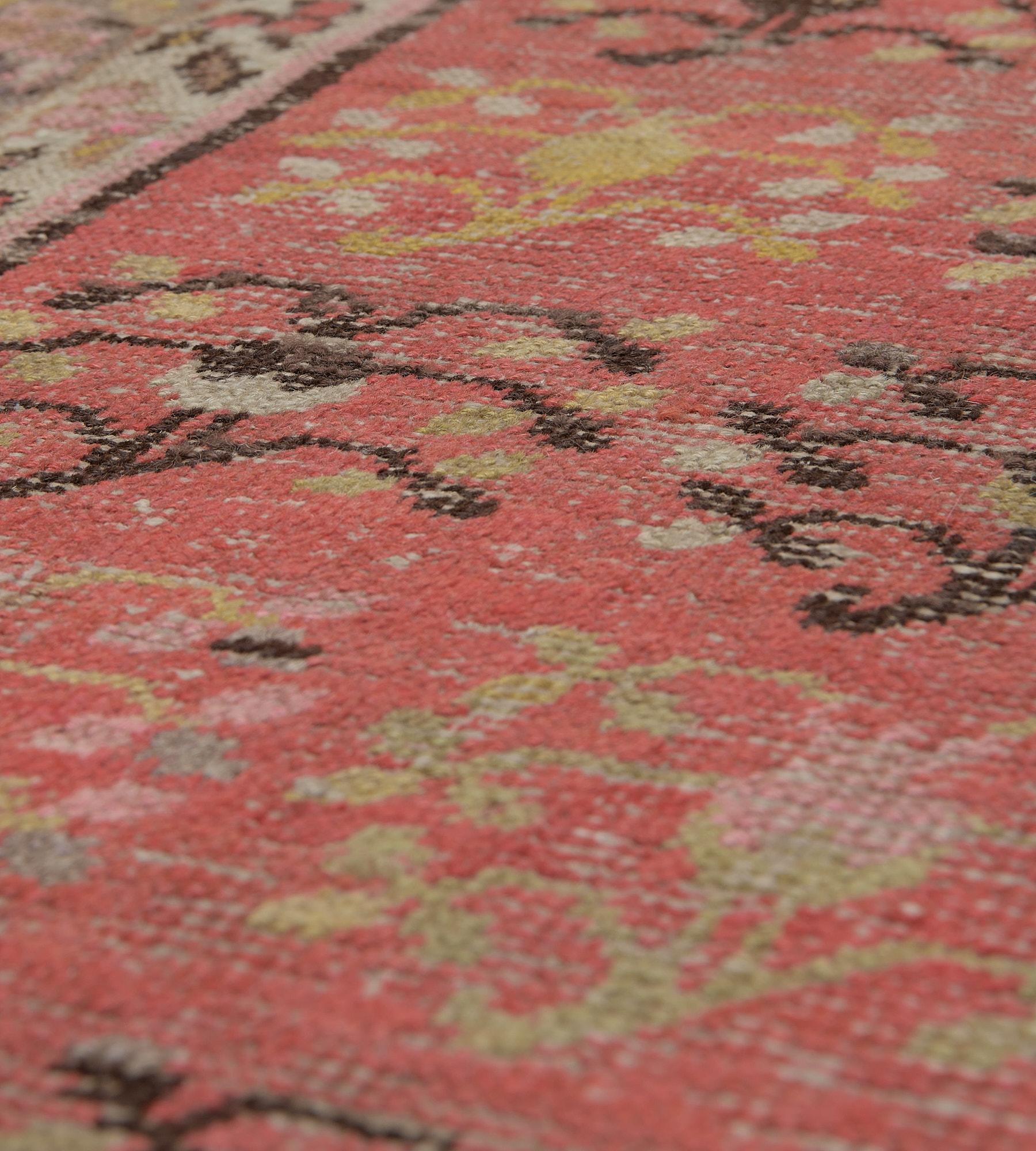 Tapis de couloir Khotan rouge ancien tissé à la main avec un délicat motif floral en vente 1