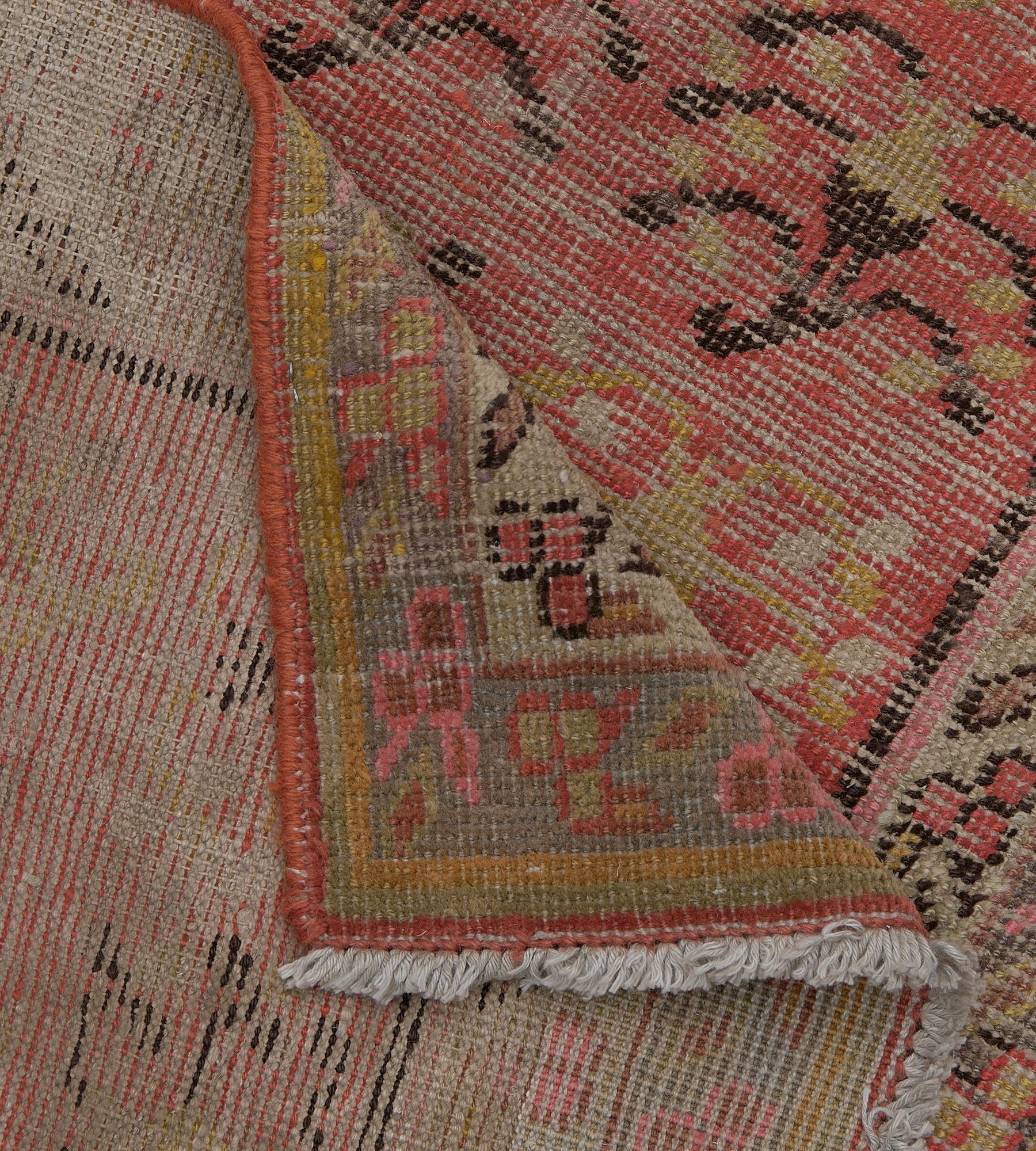 Tapis de couloir Khotan rouge ancien tissé à la main avec un délicat motif floral en vente 2