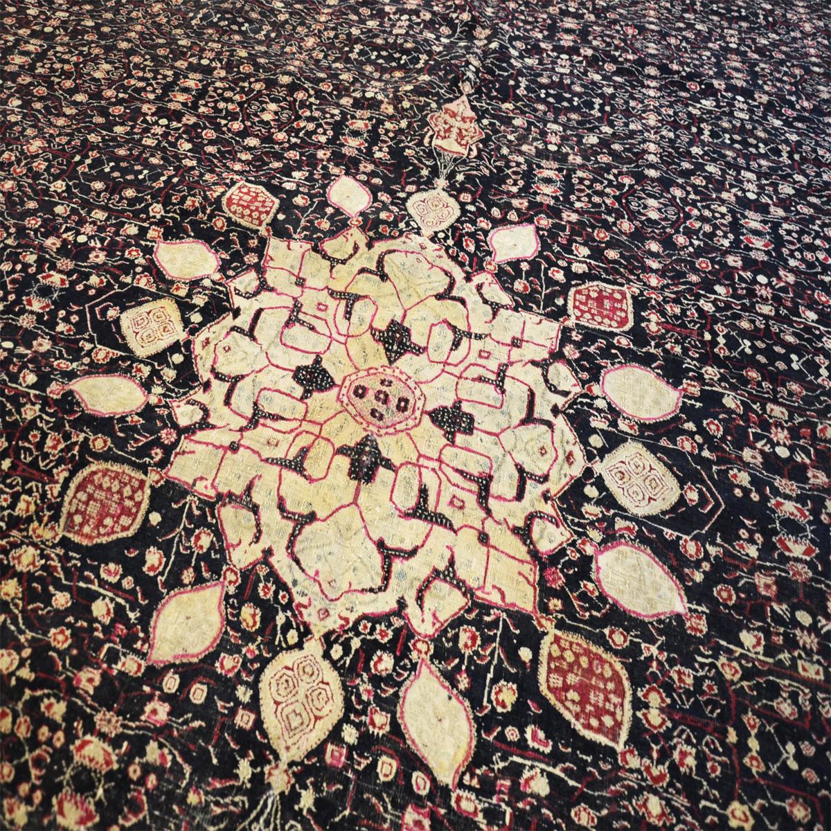  Wool Handmade Antique Indian Agra Rug with Medallion Design In Excellent Condition For Sale In MADRID, ES