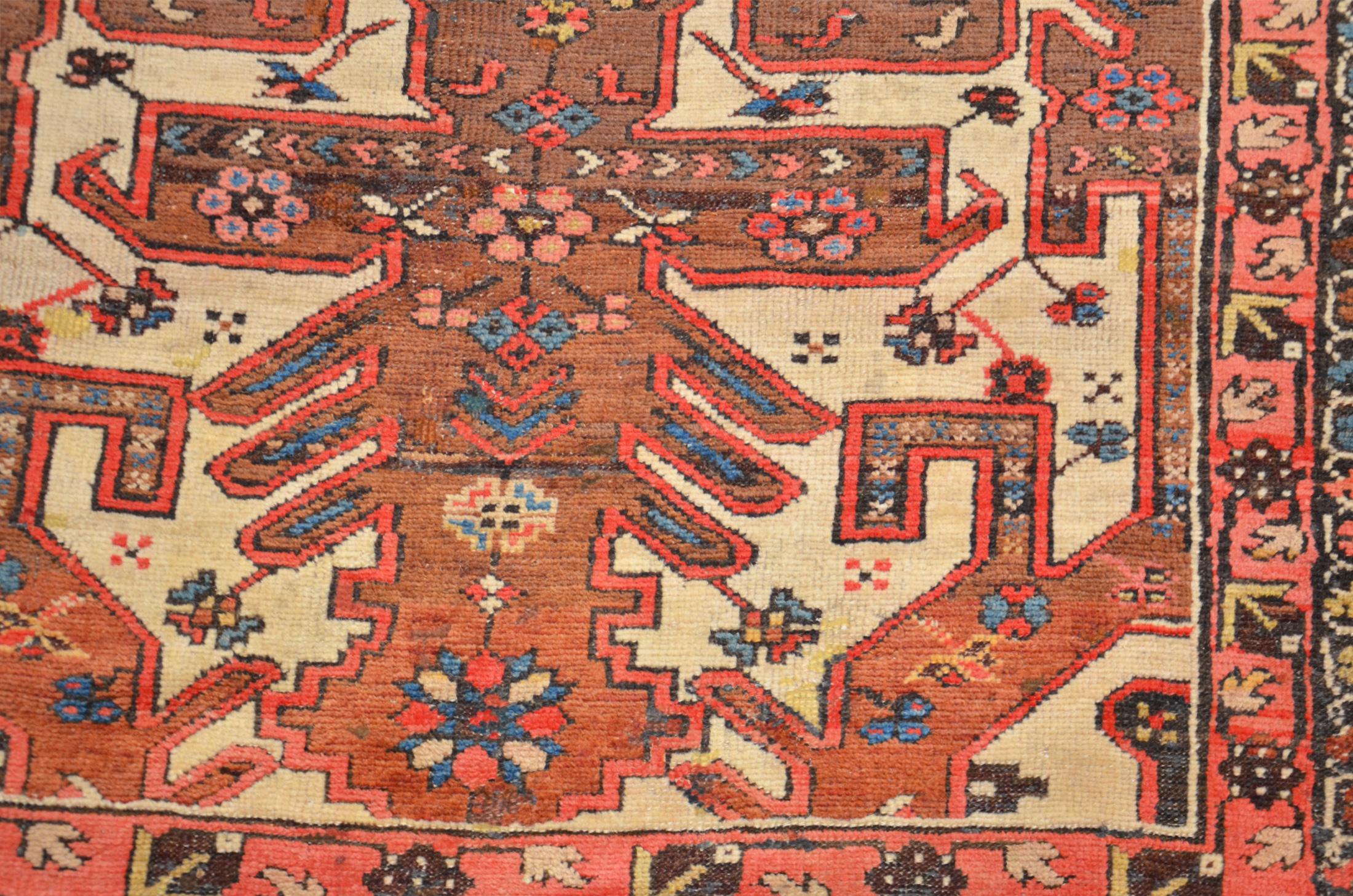 Ancient rug from the Caucasus region
- Made in three shades: beige, earth and orange.
- Highlight the geometric design and harmony of its composition.
- Stars, geometric flowers and arrows appear in the composition
- Excellent conservation