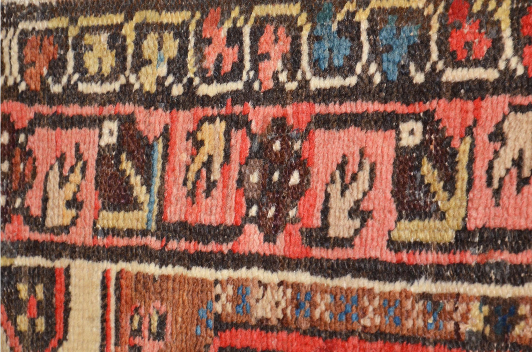 Handgefertigter antiker kaukasischer Wollteppich mit geometrischem Blumenmuster aus Wolle, um 1900 (Armenisch) im Angebot