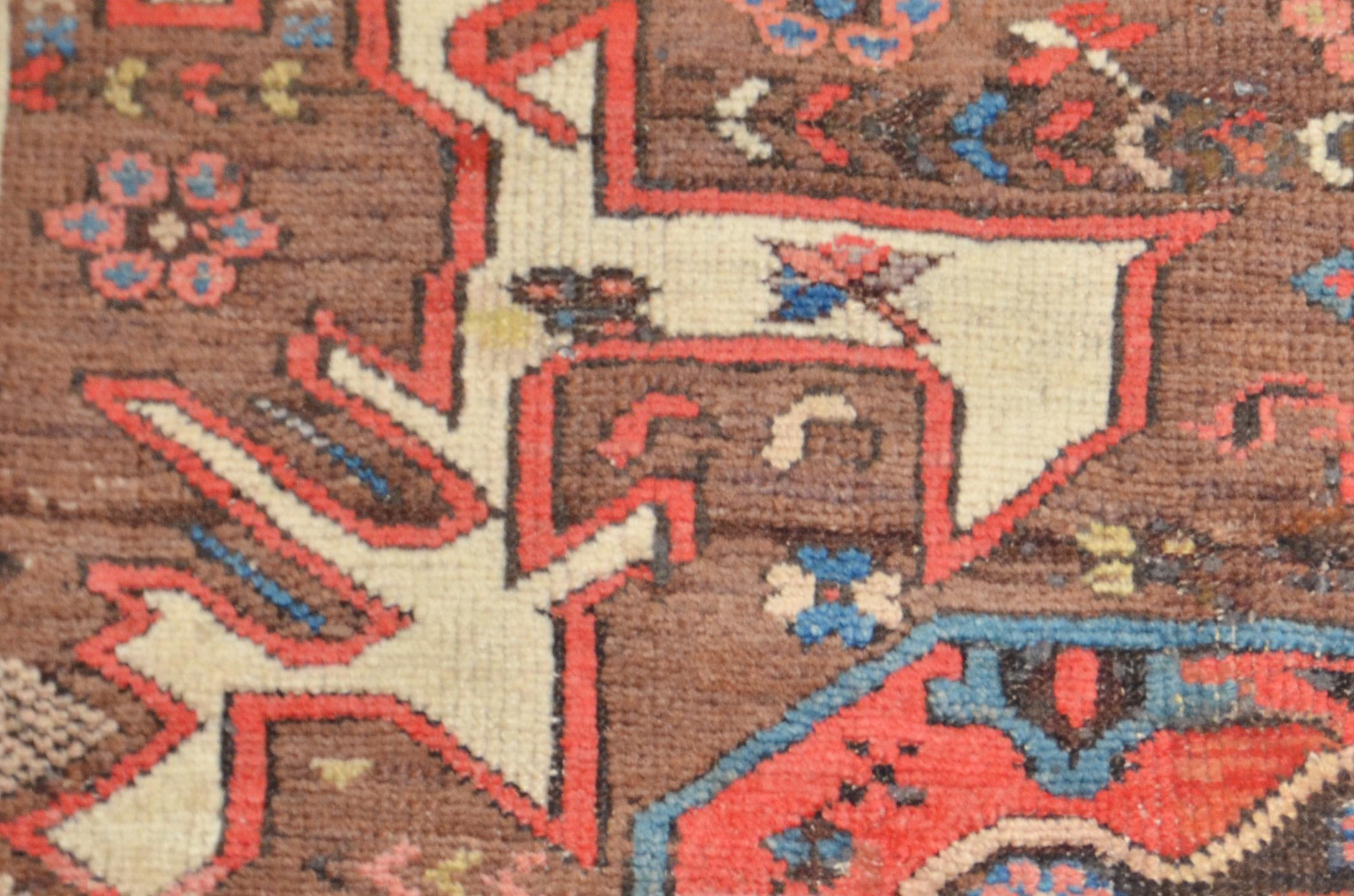 Handgefertigter antiker kaukasischer Wollteppich mit geometrischem Blumenmuster aus Wolle, um 1900 im Zustand „Hervorragend“ im Angebot in MADRID, ES