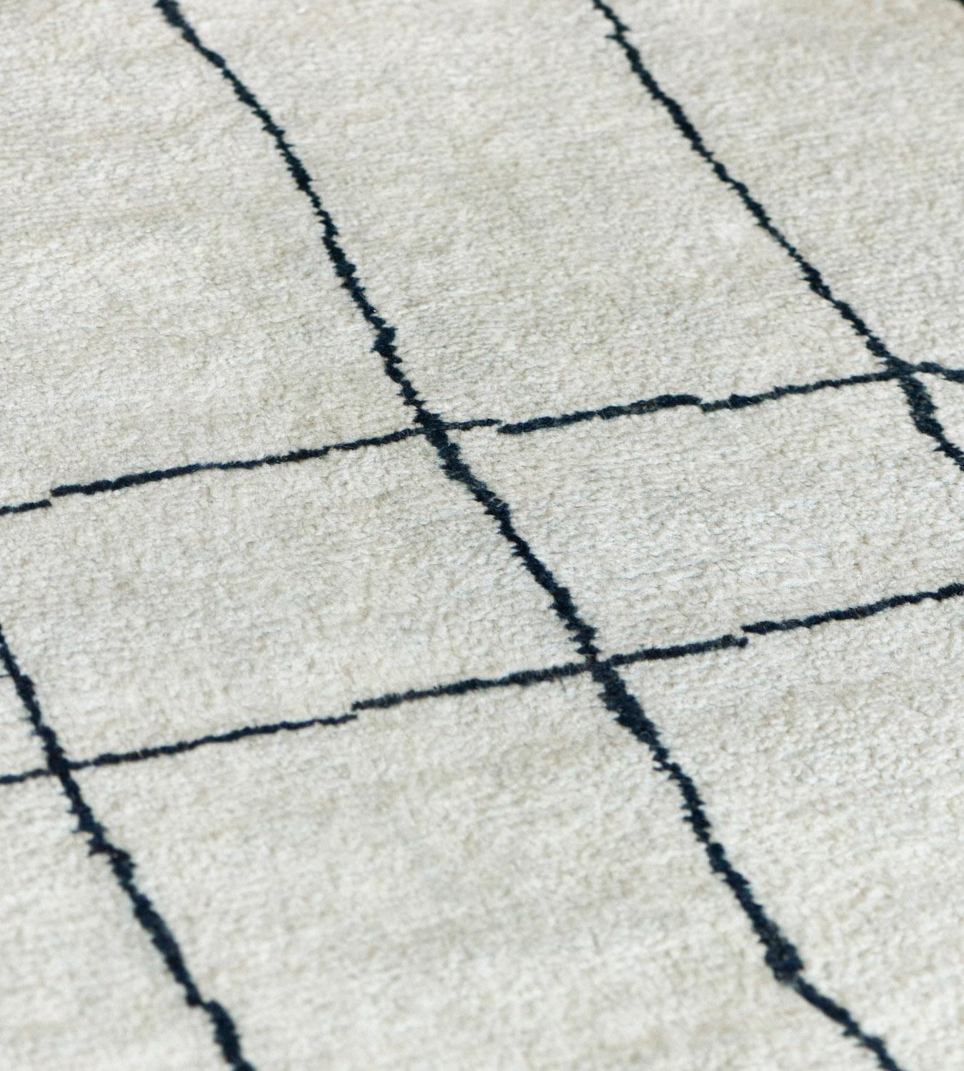 Dieses marokkanisch inspirierte Design ist Teil der Mansour Modern-Kollektion und wird von Meisterwebern unter Verwendung hochwertigster Techniken und Materialien handgewebt.