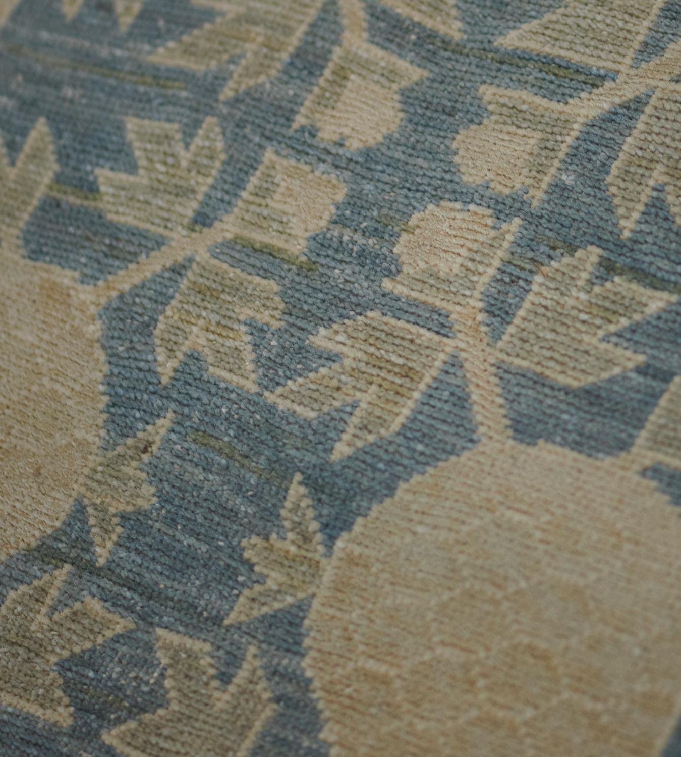 Handgewebt aus Wolle und Seide  Khotan-Design-Teppich im Zustand „Neu“ im Angebot in West Hollywood, CA