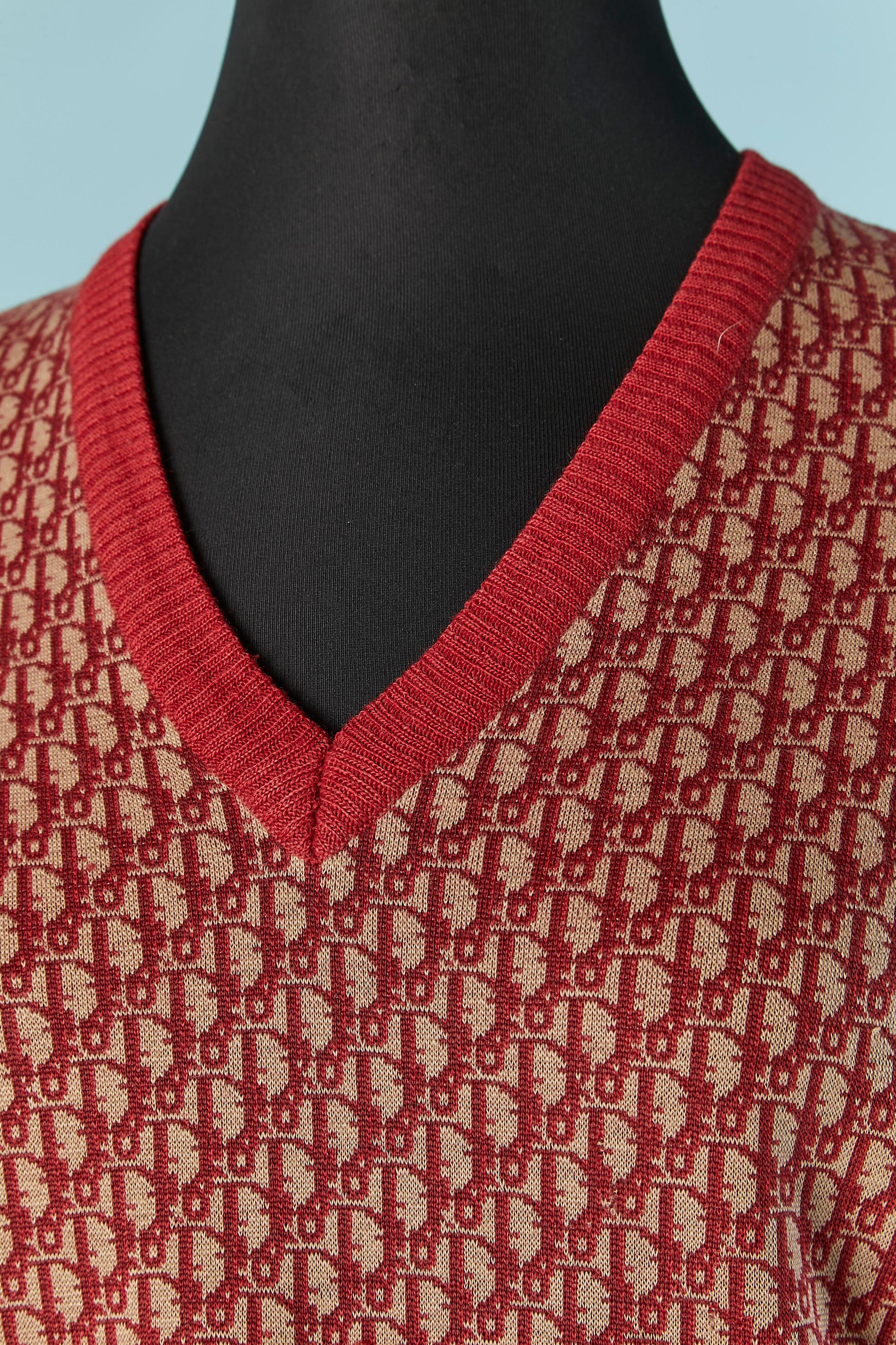 Pullover und Rock aus Wolljersey mit Monogram. 
Taschen auf beiden Seiten des Pullovers. Elastisches Band in der Taille des Rocks. 
Kein Markenetikett 
GRÖSSE der Spitze : 40 (Fr) M/L 
GRÖSSE des Rocks : 38 (Fr) M 