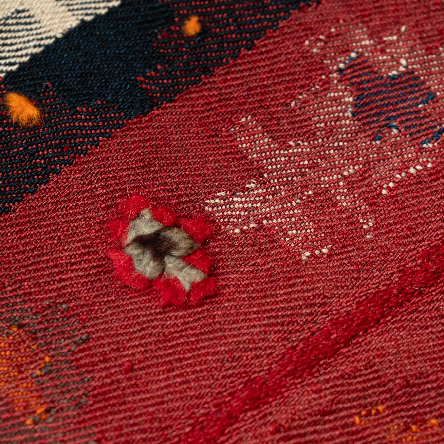 Marocain Rug & Kilim en laine - années 1980, Design amne dans des tons rouges chauds, fait à la main en vente