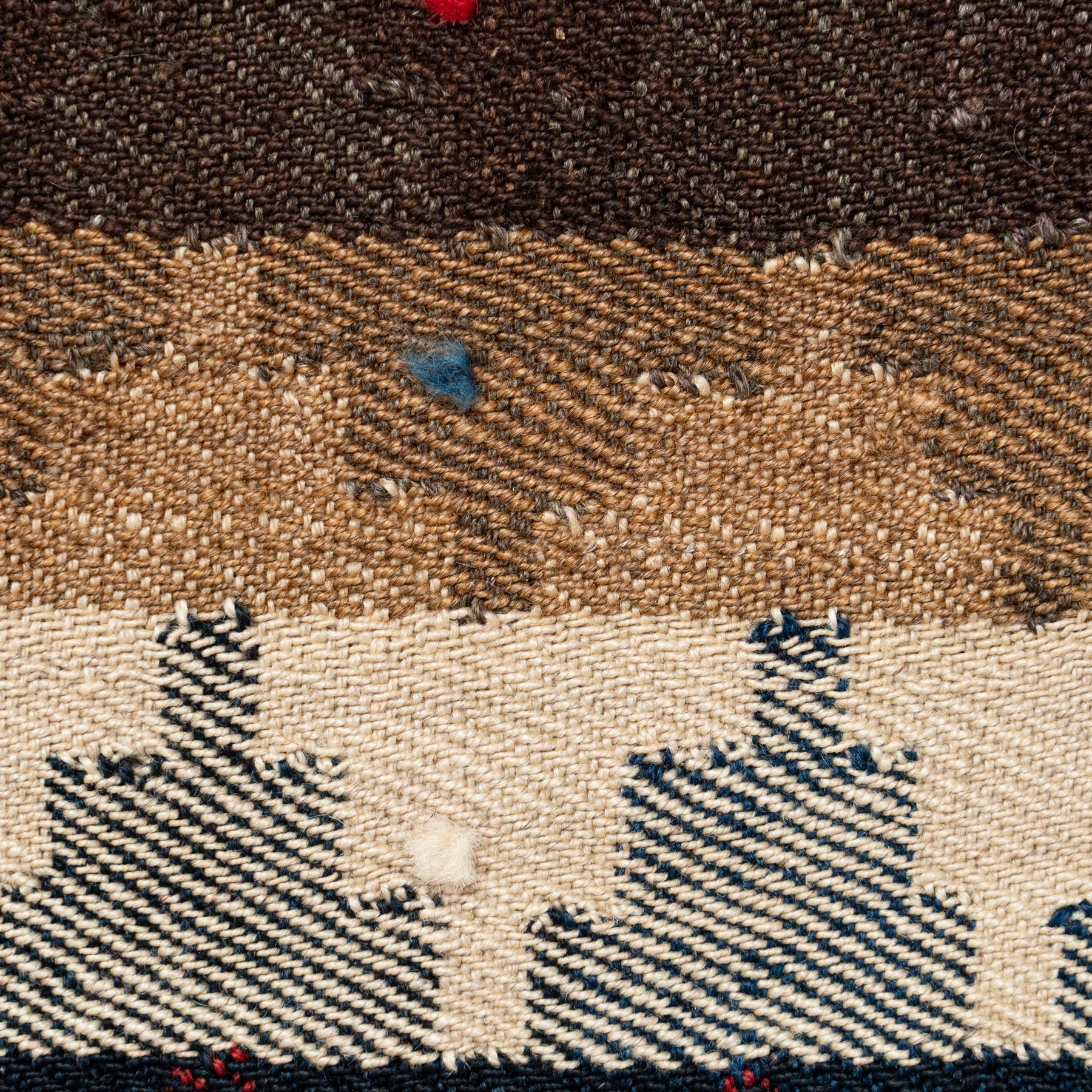Fin du 20e siècle Rug & Kilim en laine - années 1980, Design amne dans des tons rouges chauds, fait à la main en vente