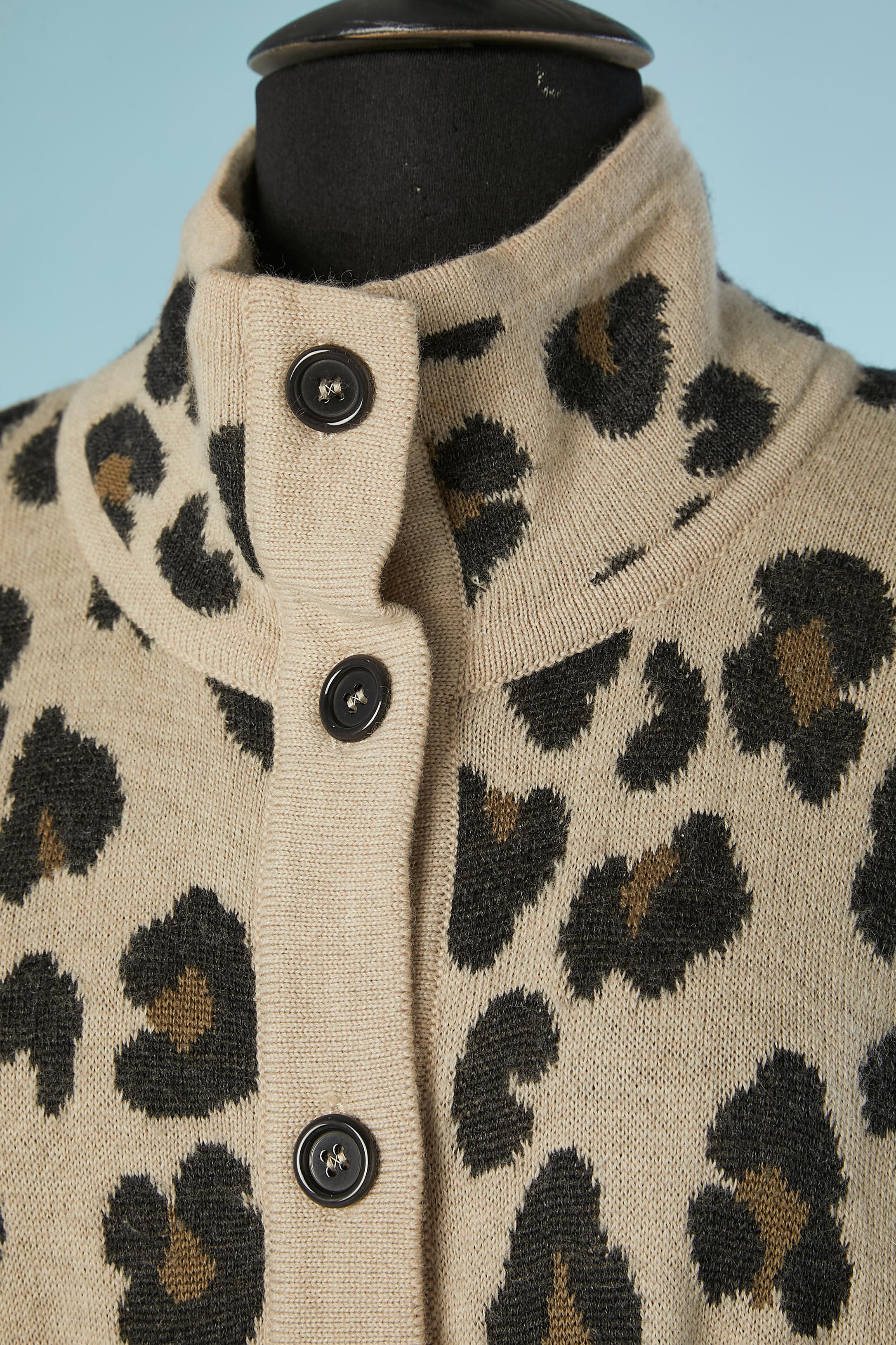 Wool knit cardigan with leopard pattern jacquard. Pockets on both side. 
SIZE 40 / L 