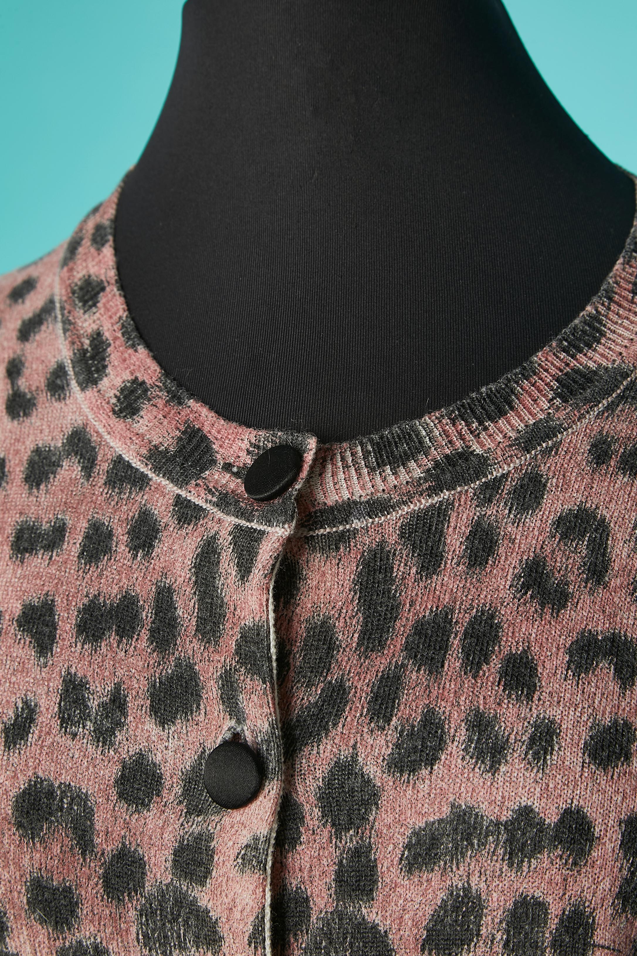 Cardigan en maille de laine avec imprimé léopard sur . Tissu de marque. Fermeture à bouton en satin noir sur le milieu du devant. Petite marque métallique sur le bord inférieur du recto, sur le côté gauche. Hologramme d'authenticité. 
TAILLE S 