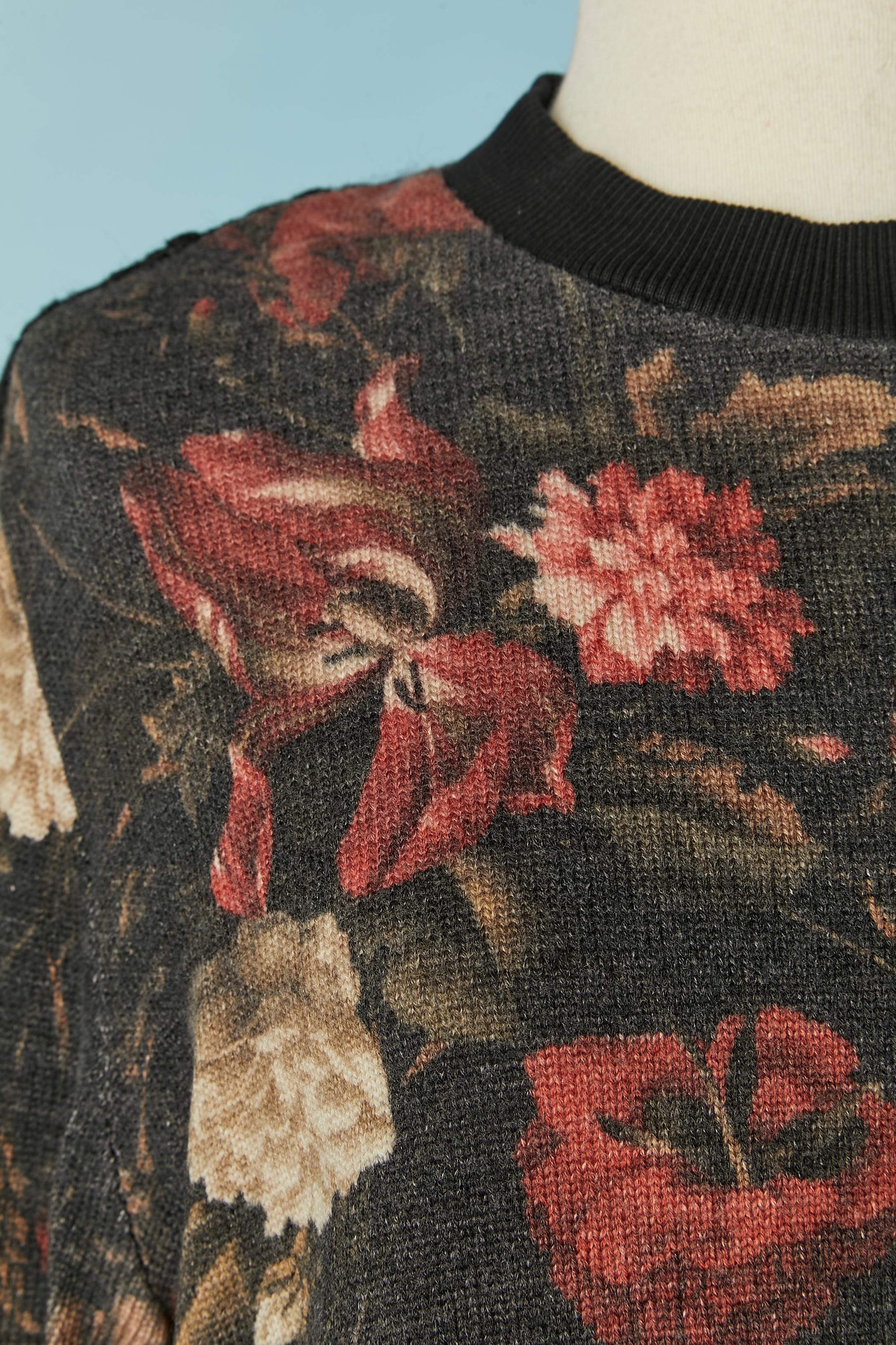 Pull en maille de laine imprimé sur le devant. Tricoté sur le devant : 100% laine. Tricotage du dos et des manches : 87% acrylique, 13% laine. Composition des côtes : 97% coton, 3% élasthanne 
TAILLE M 