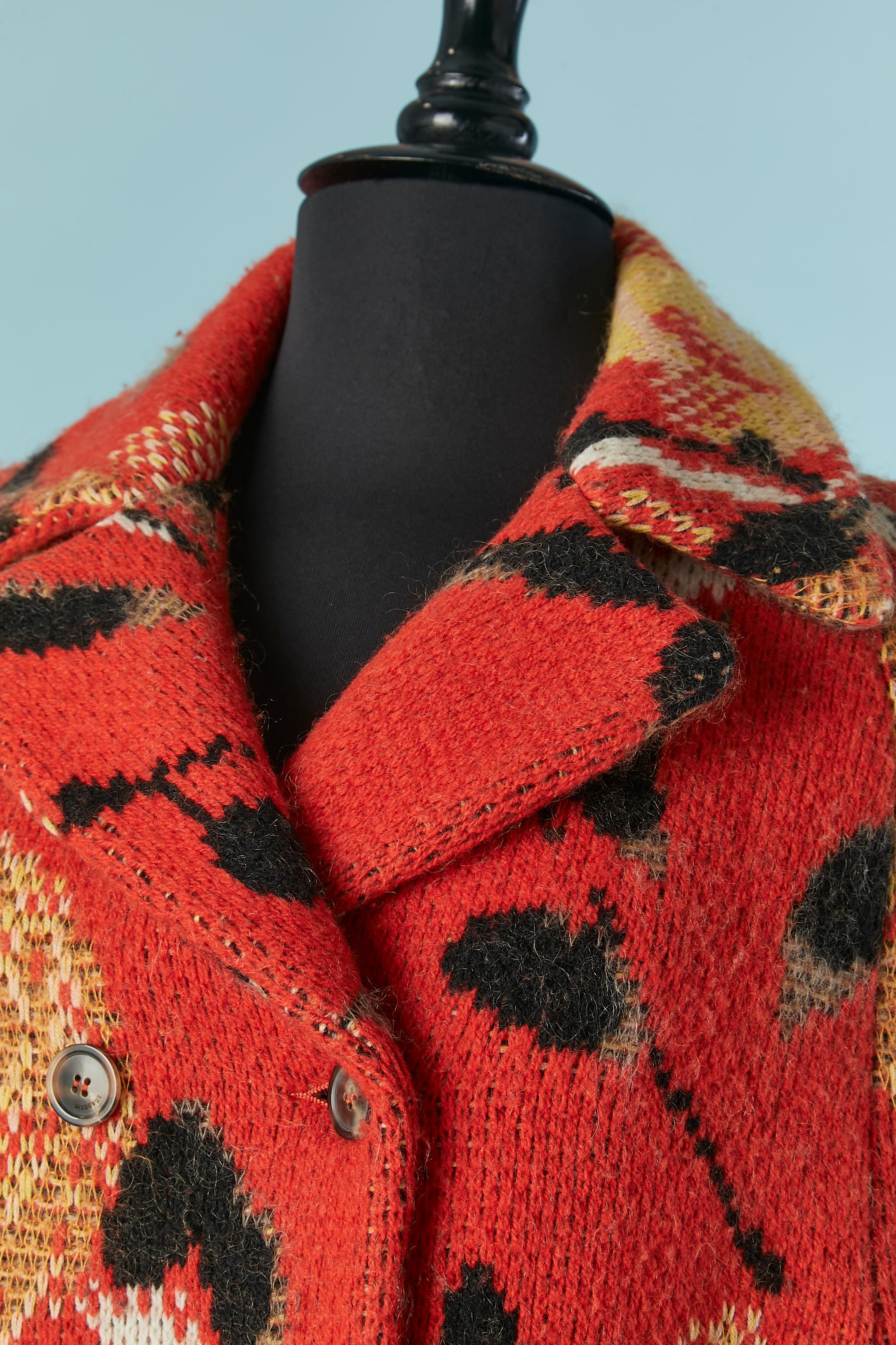 Wool (82%) , mohair (10%) and nylon (8%) jacquard double-breasted cape. Rayon lining.
Button and buttonhole closure. 
SIZE 42 / L 