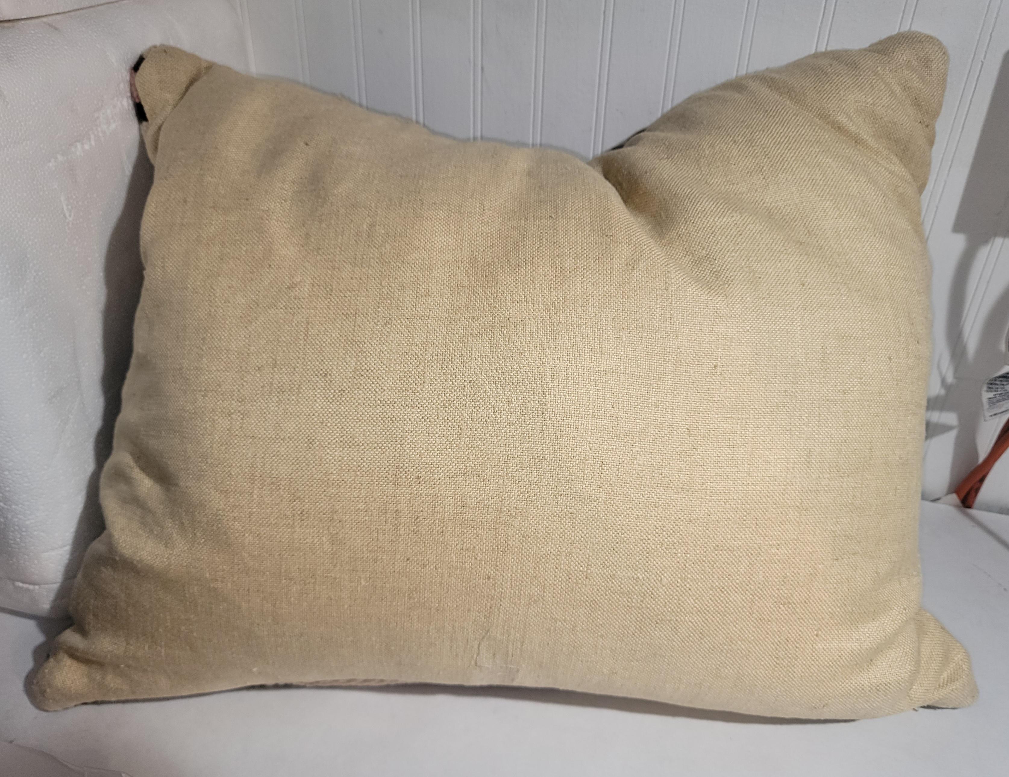 Tout en laine avec une majorité de couleurs neutres. Ce magnifique coussin a des rayures naturelles et un large fond beige qui offre un look polyvalent pour la plupart des endroits. Ce coussin n'est pas trop imposant et s'ajoute à n'importe quel