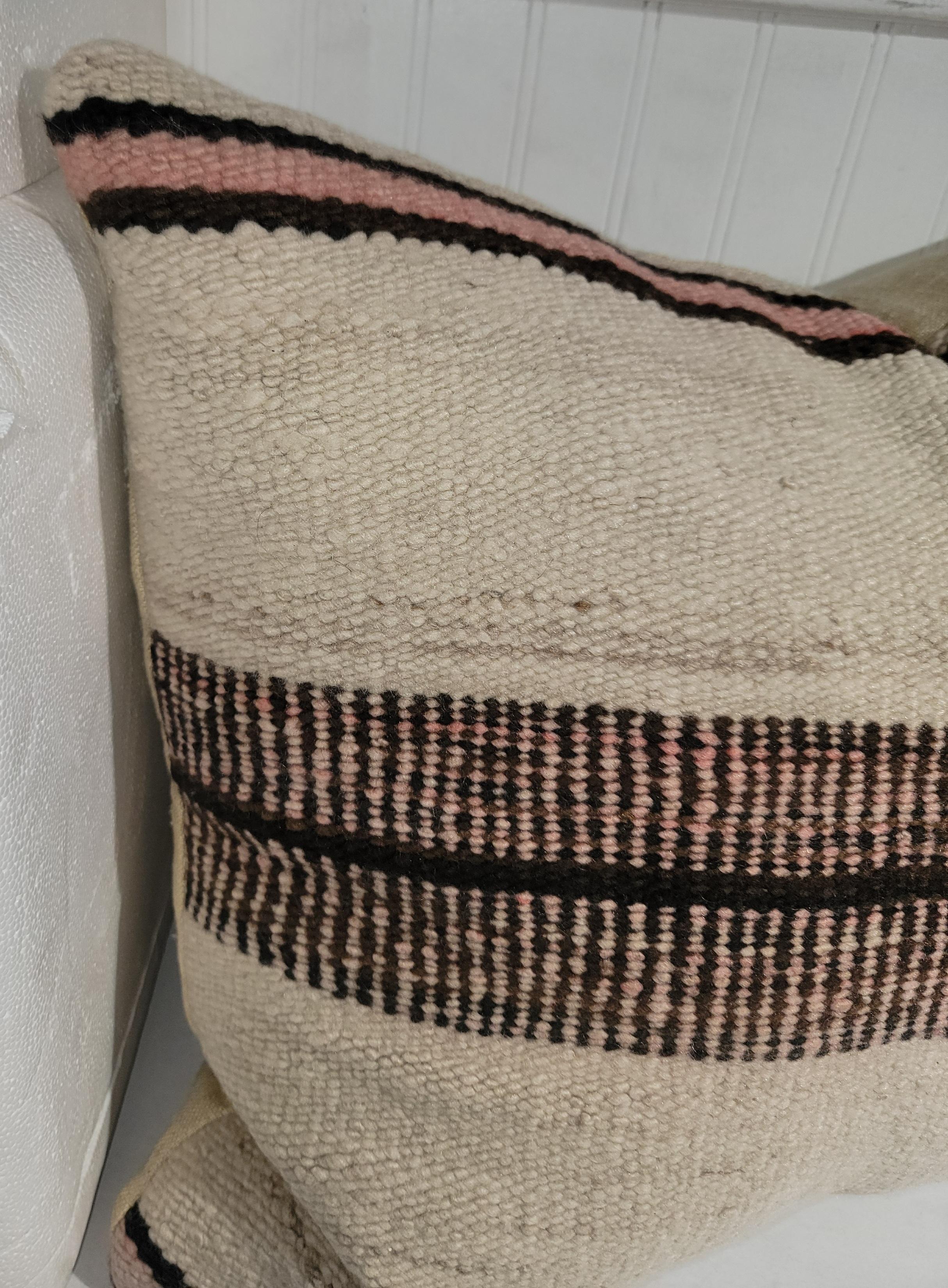 Coussin Navajo à rayures naturelles Bon état - En vente à Los Angeles, CA