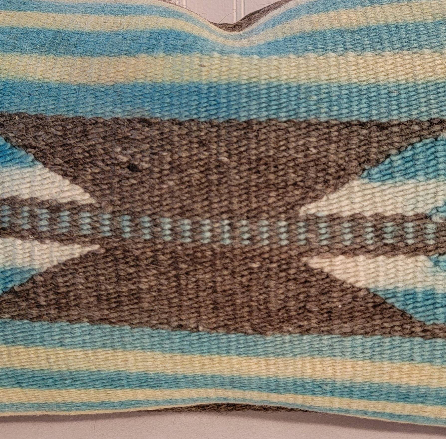 Il fondo è in pelle grigio scuro e l'inserto è in piuma e piumette.