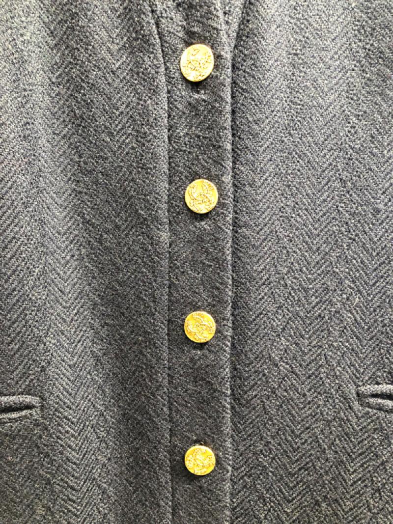Tailleur jupe en laine bleu marine avec boutons de marque Chanel  en vente 5