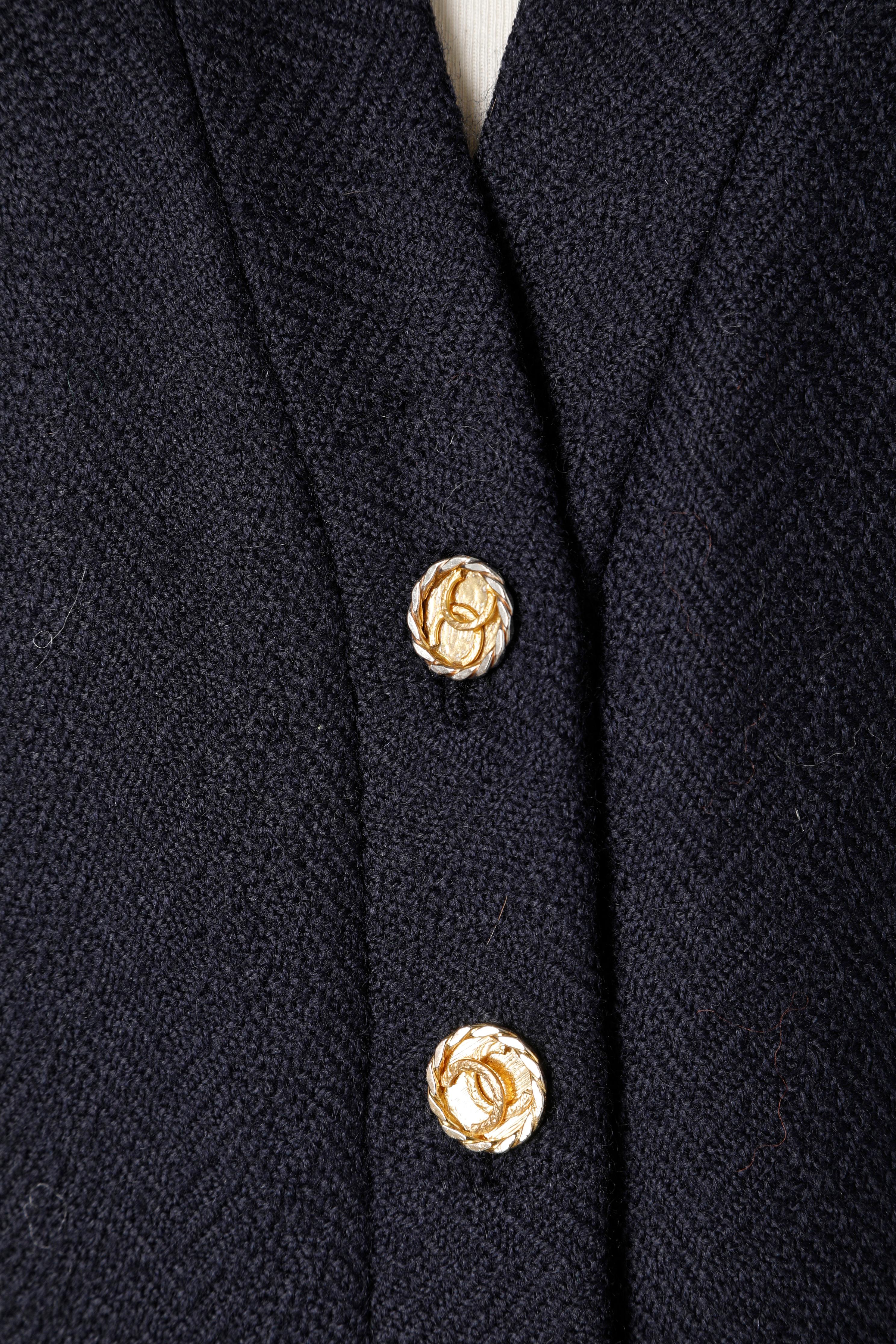 Noir Tailleur jupe en laine bleu marine avec boutons de marque Chanel  en vente